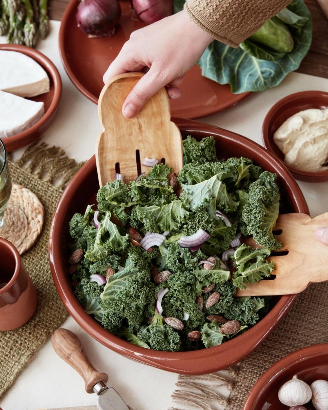 salatbestik i oliventræ i bred model – praktisk og stilfuldt til servering af salater og andre retter.