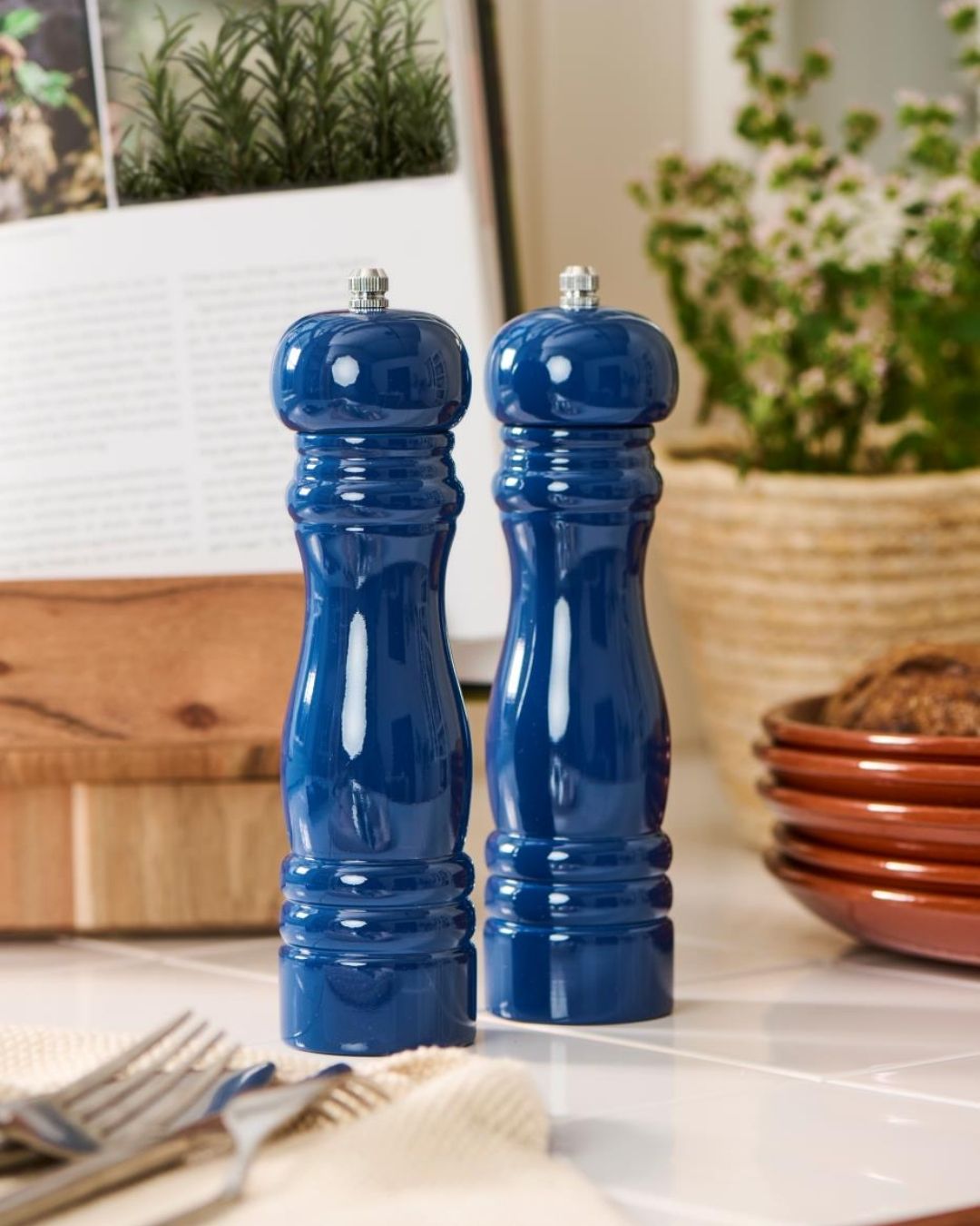salt- og peberkværn i farven indigo blå.