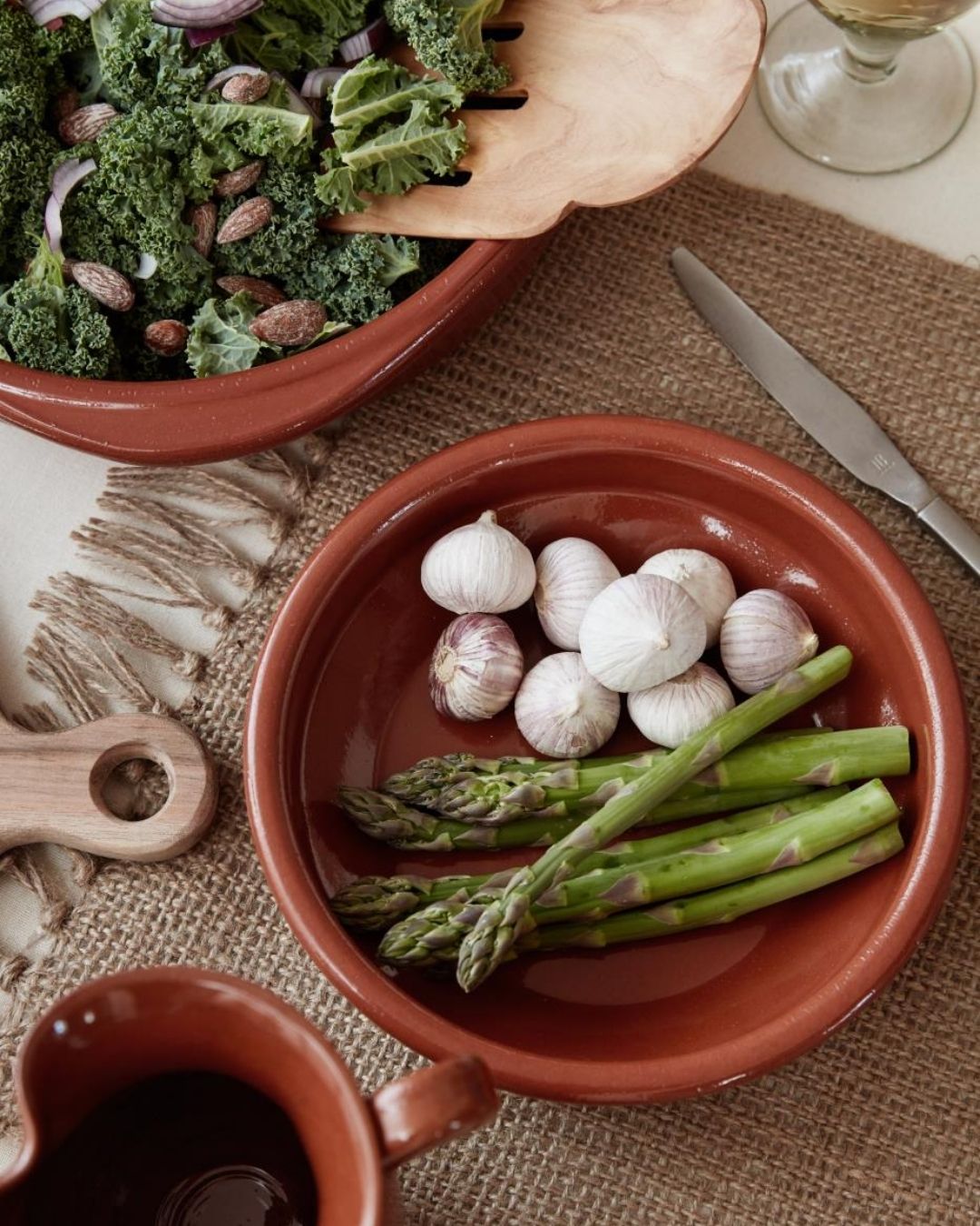 Rustique serveringsskål/dyb tallerken – ovnfast lertøj i rødbrun glasering, perfekt til simreretter, suppe og servering.