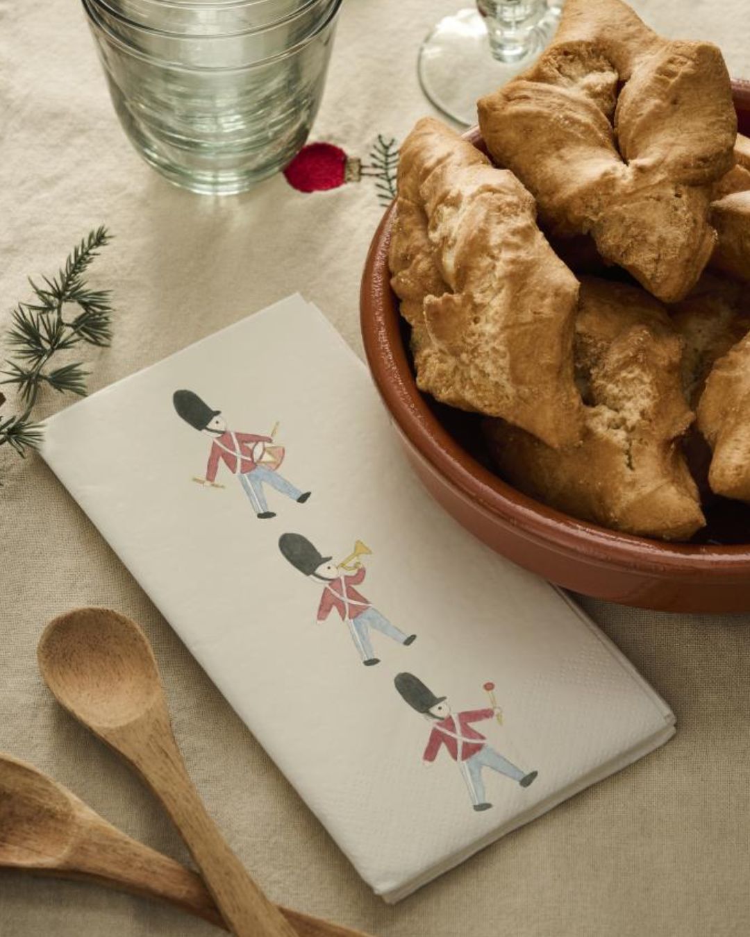 Juleservietter med søde julemotiver, perfekt til at skabe hygge ved bordet i de kolde måneder.