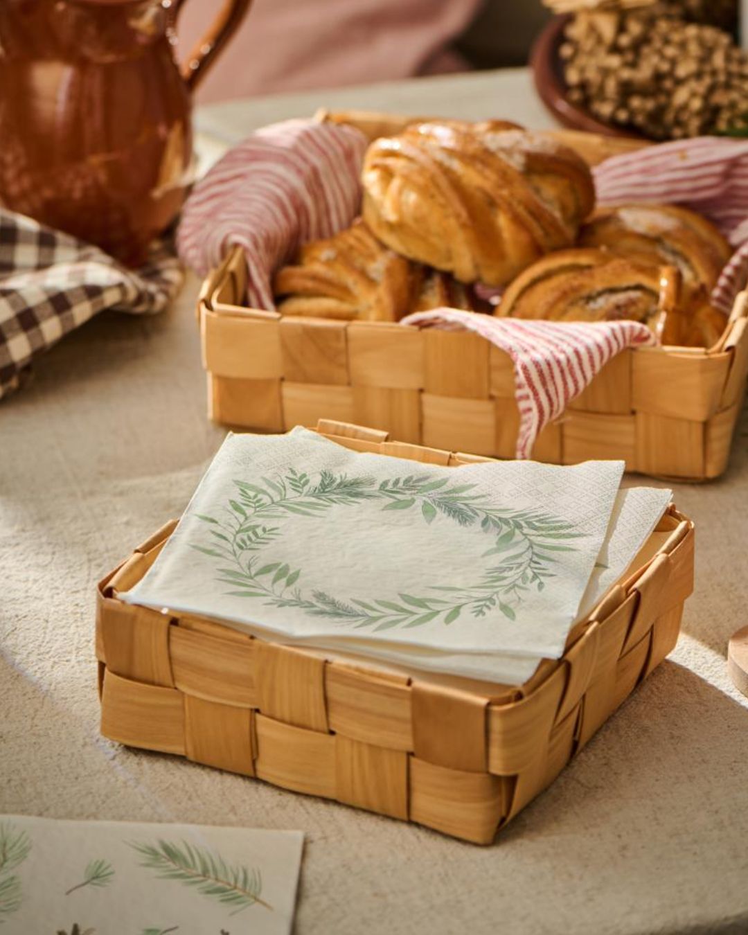 Juleservietter med søde julemotiver, perfekt til at skabe hygge ved bordet i de kolde måneder.