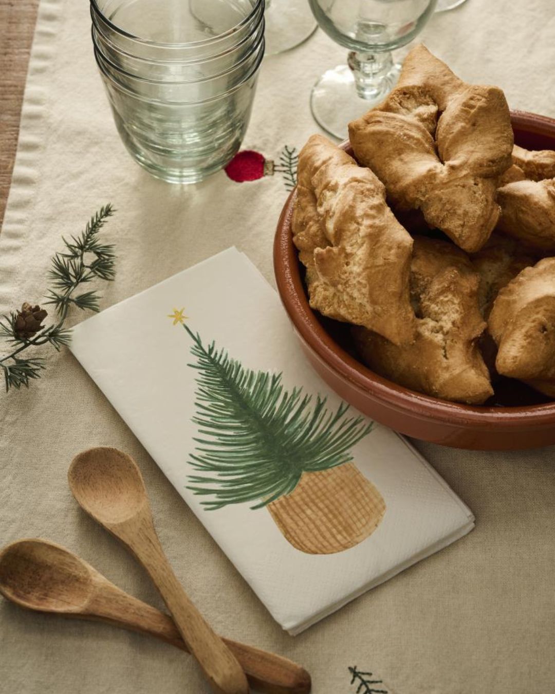 Juleservietter med søde julemotiver, perfekt til at skabe hygge ved bordet i de kolde måneder.
