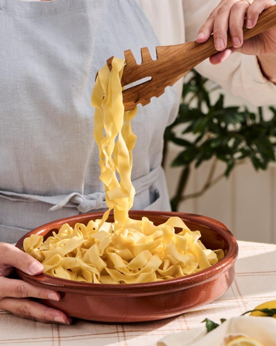 spaghettiske i oliventræ – elegant og funktionel til nem servering af pasta uden at ridse køkkengrej.