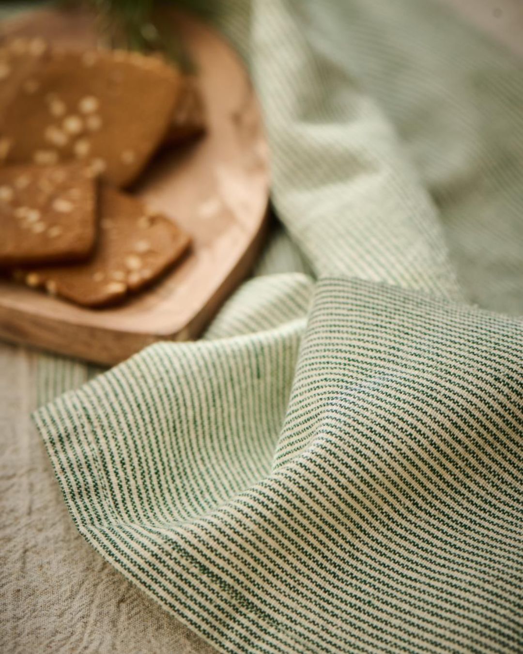 Dekorativt viskestykke i 100% bomuld, 50x70 cm, perfekt til at matche med andre viskestykker fra Butik Alrum.