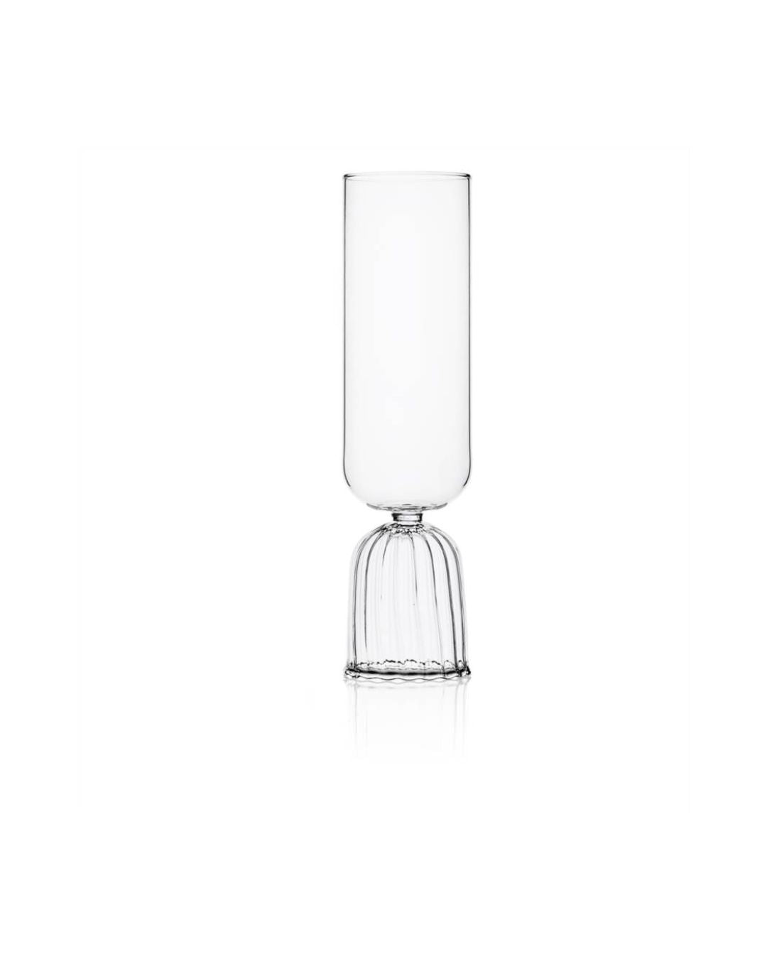 Slankt champagneglas med rillet fod og minimalistisk design, perfekt til festlige anledninger.