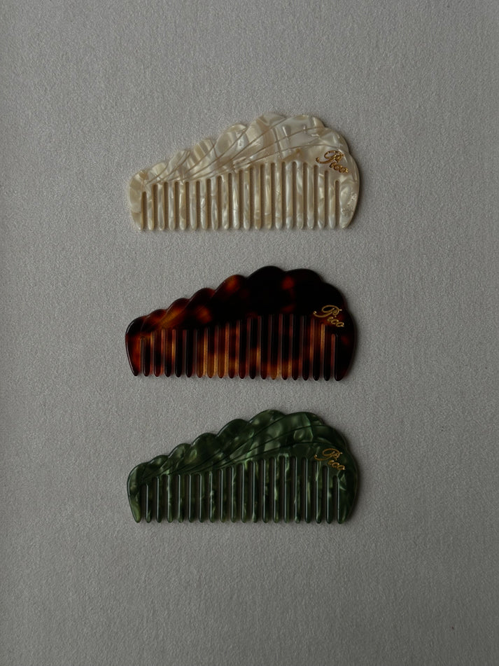 Kam i farven turtle/brun, måler 8,5x4,5cm.