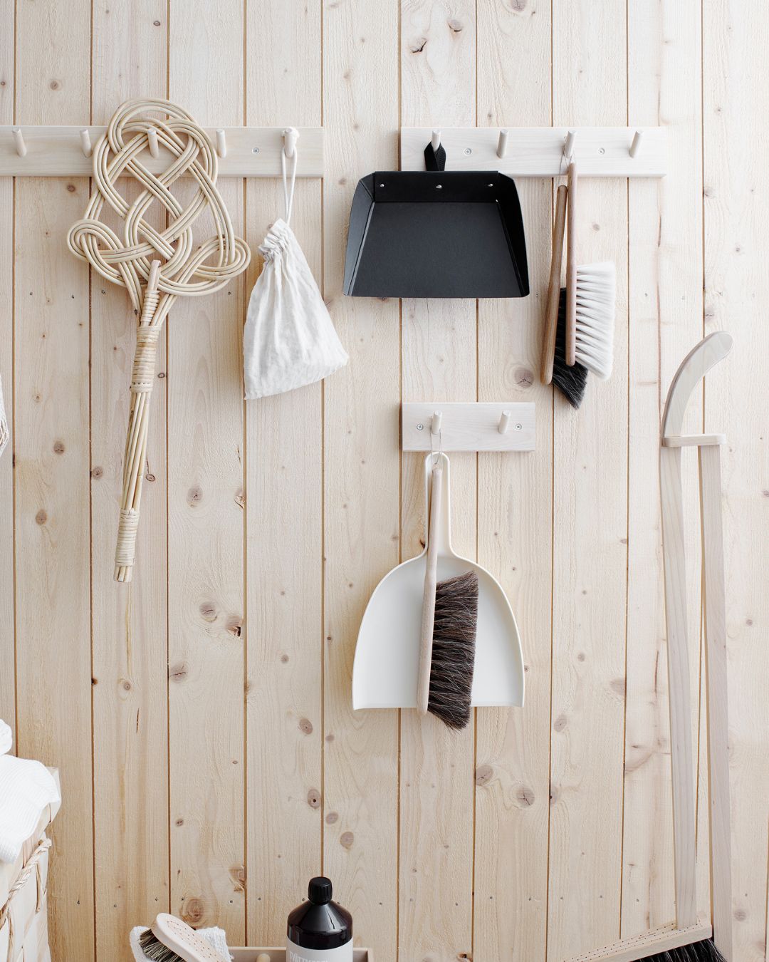 Knagerække i birketræ fra Iris Håndværk, elegant og funktionel med flere kroge til praktisk opbevaring.