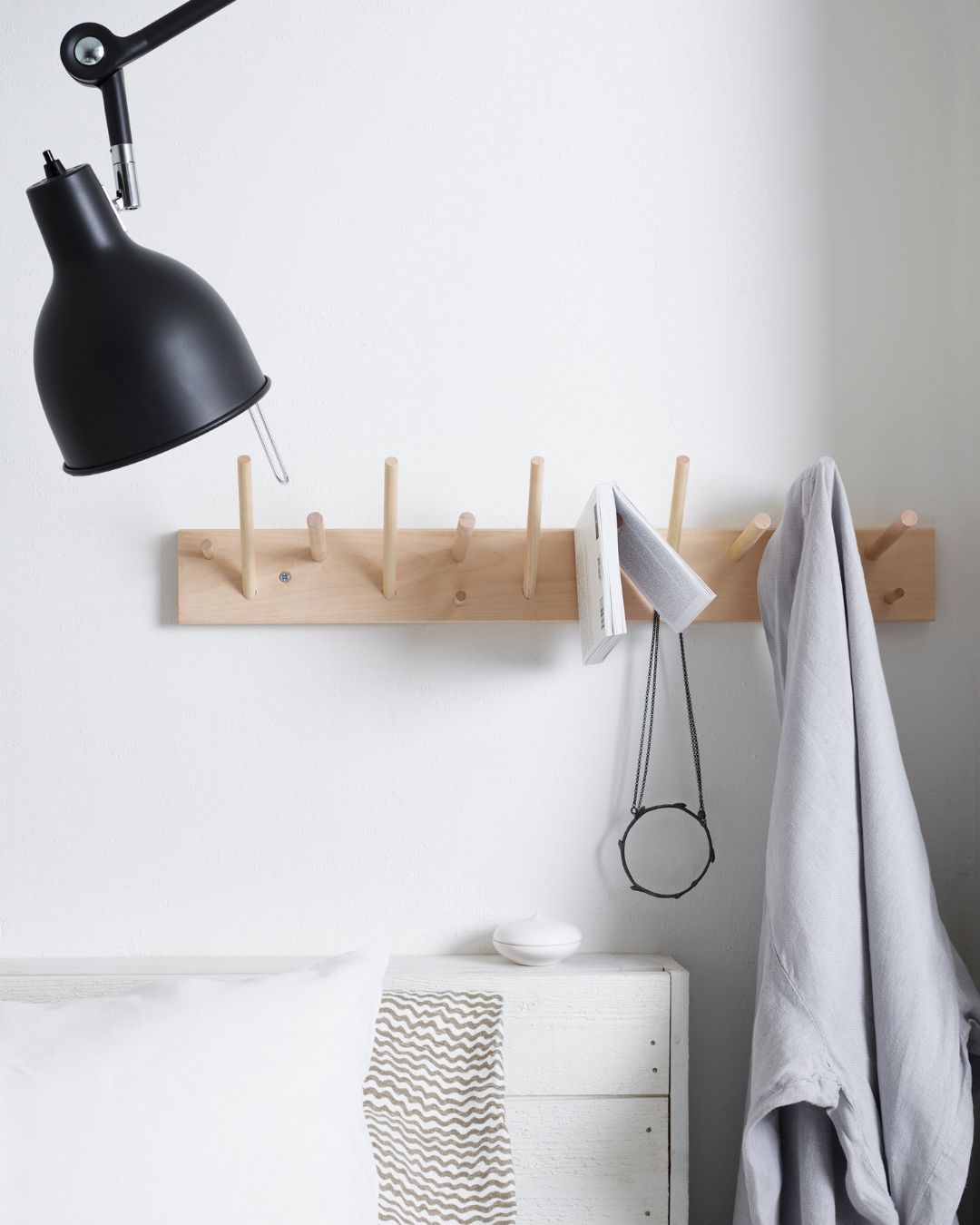 Knagerække i birketræ fra Iris Håndværk, elegant og funktionel med flere kroge til praktisk opbevaring.