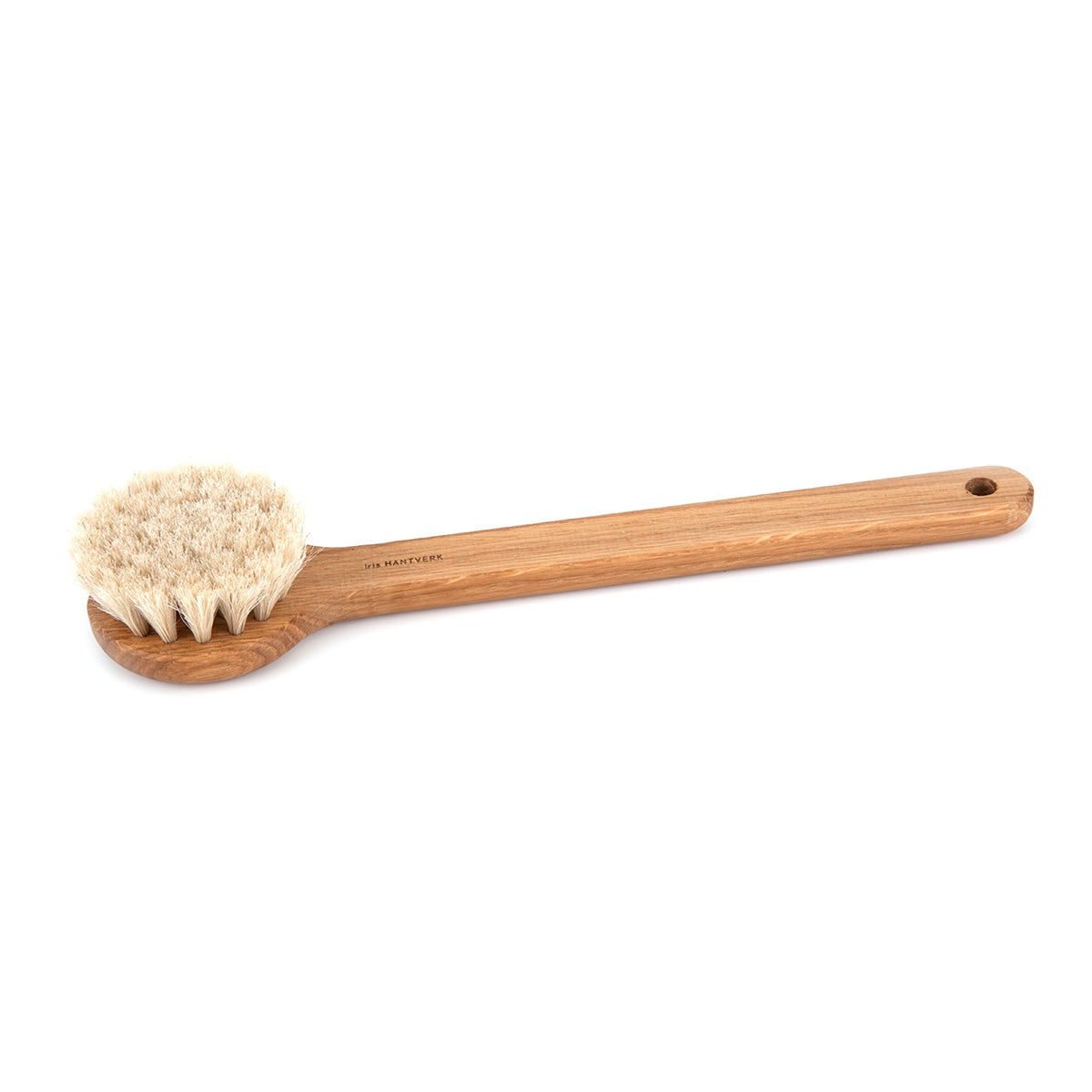 Bath Brush Lovisa With Handle fra Iris Hantverk i olieret egetræ og hestehår – køb hos butikalrum.dk.