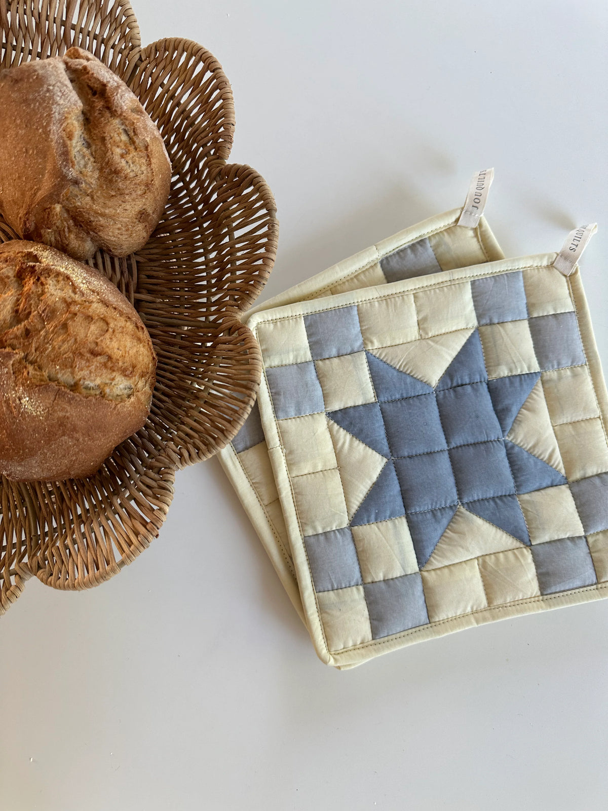 2 stk. JOU Half Square Triangle patchwork-grydelapper i 100% bomuld, designet af Simone Thorup Eriksen – køb hos butikalrum.dk.