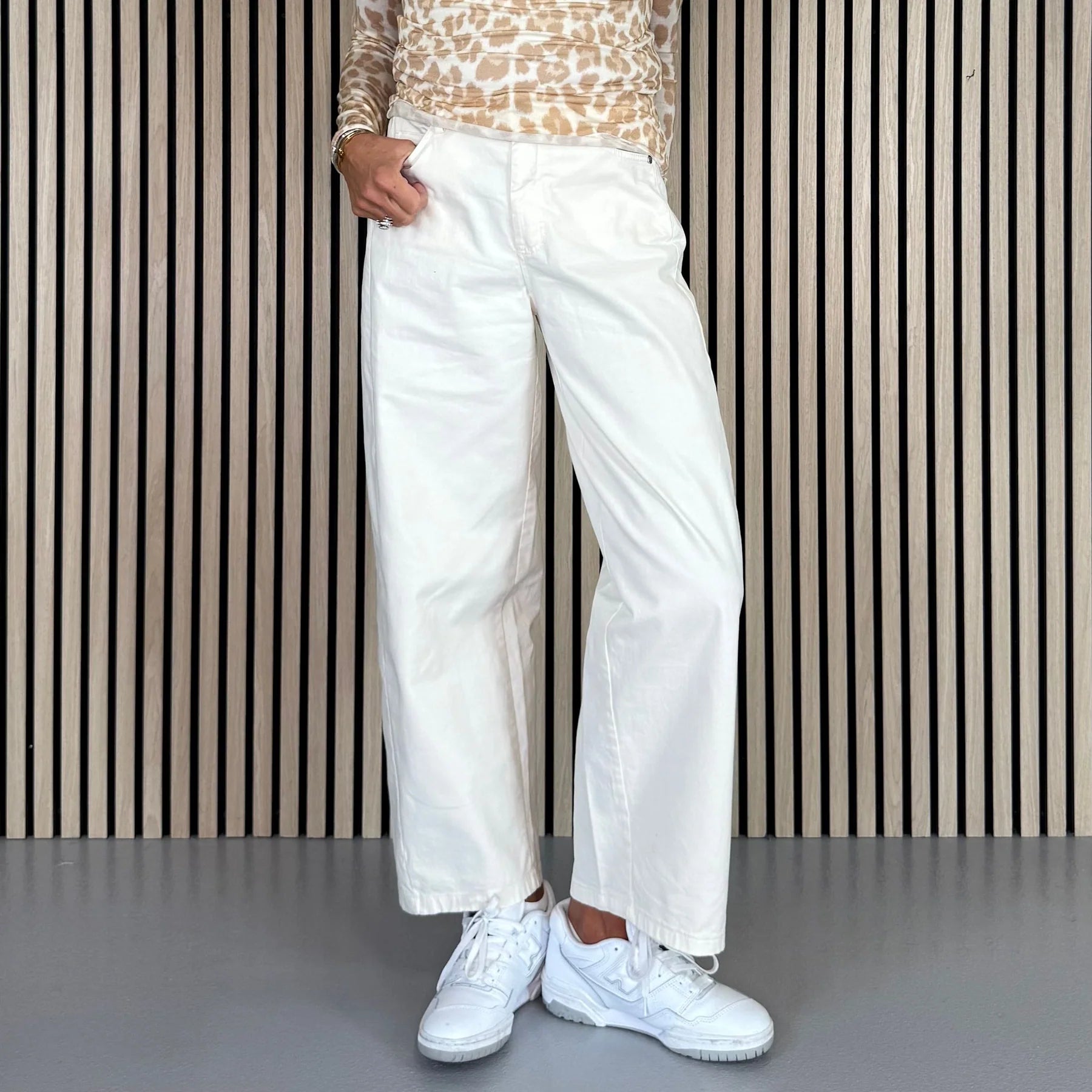 Jude barrel jeans i cream med lommer og syninger i afslappet pasform - moderne damejeans