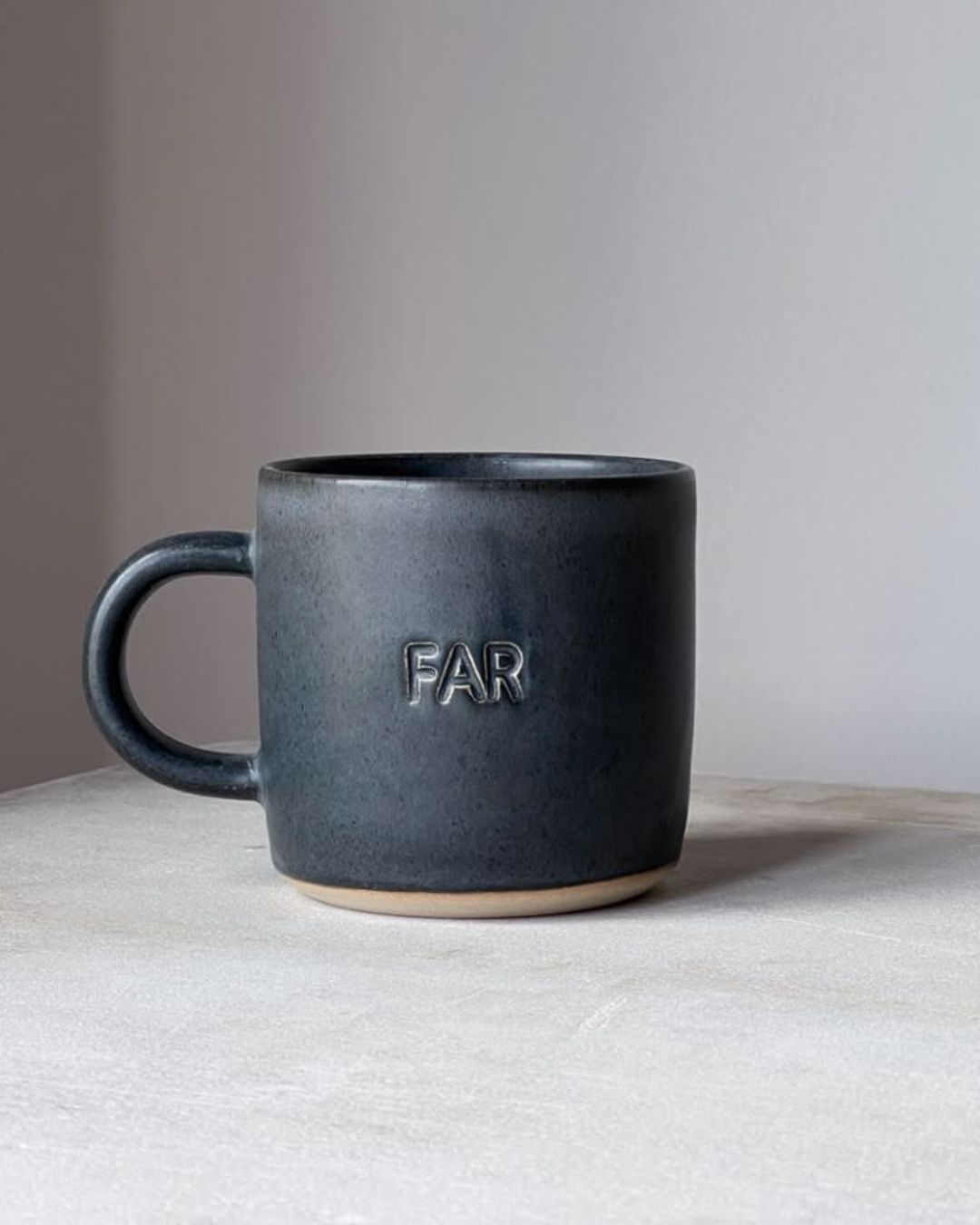 Hånddrejet kop til med hank, skabt som en hyldest til bedsteforældre.