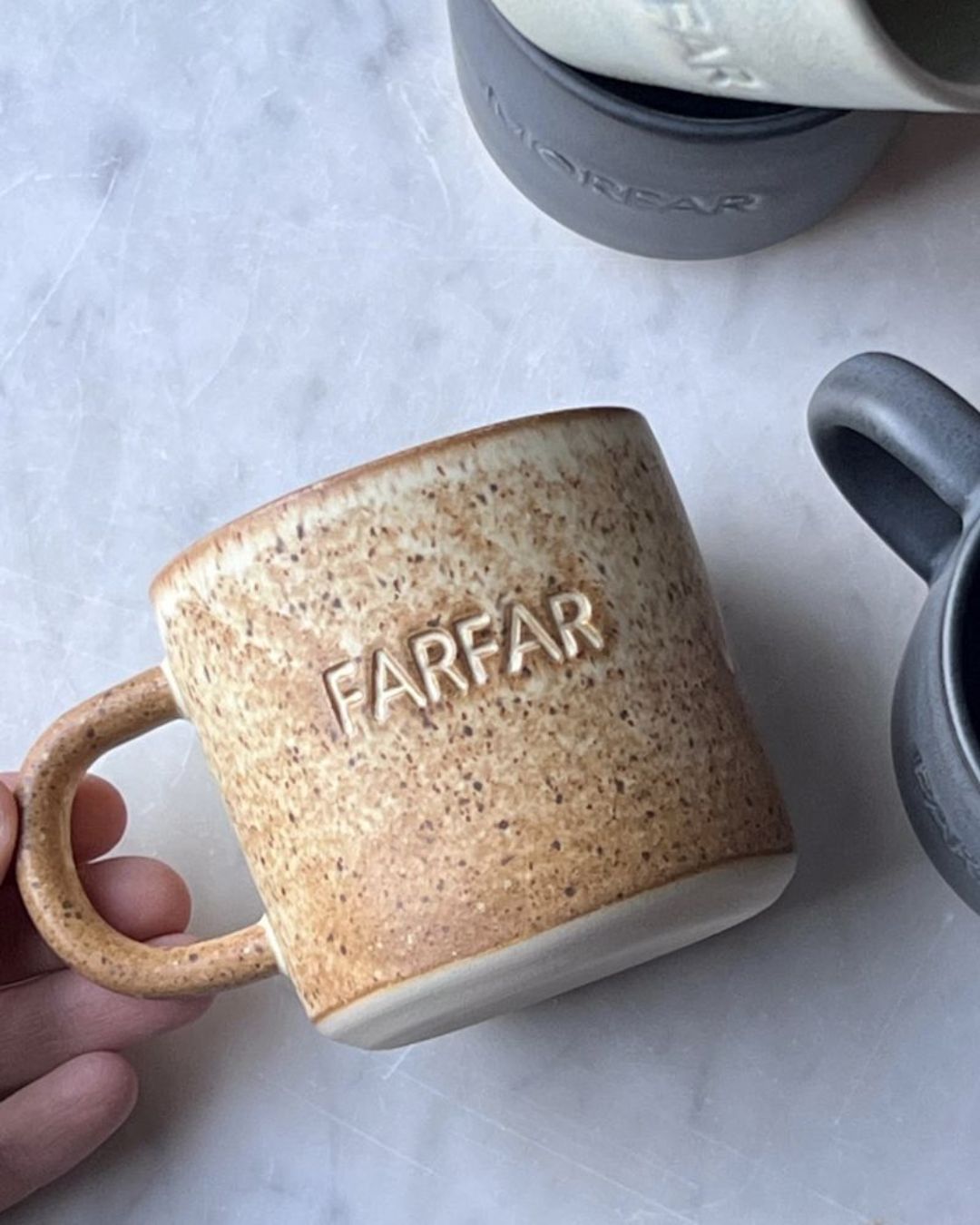 Hånddrejet kop til med hank, skabt som en hyldest til bedsteforældre.