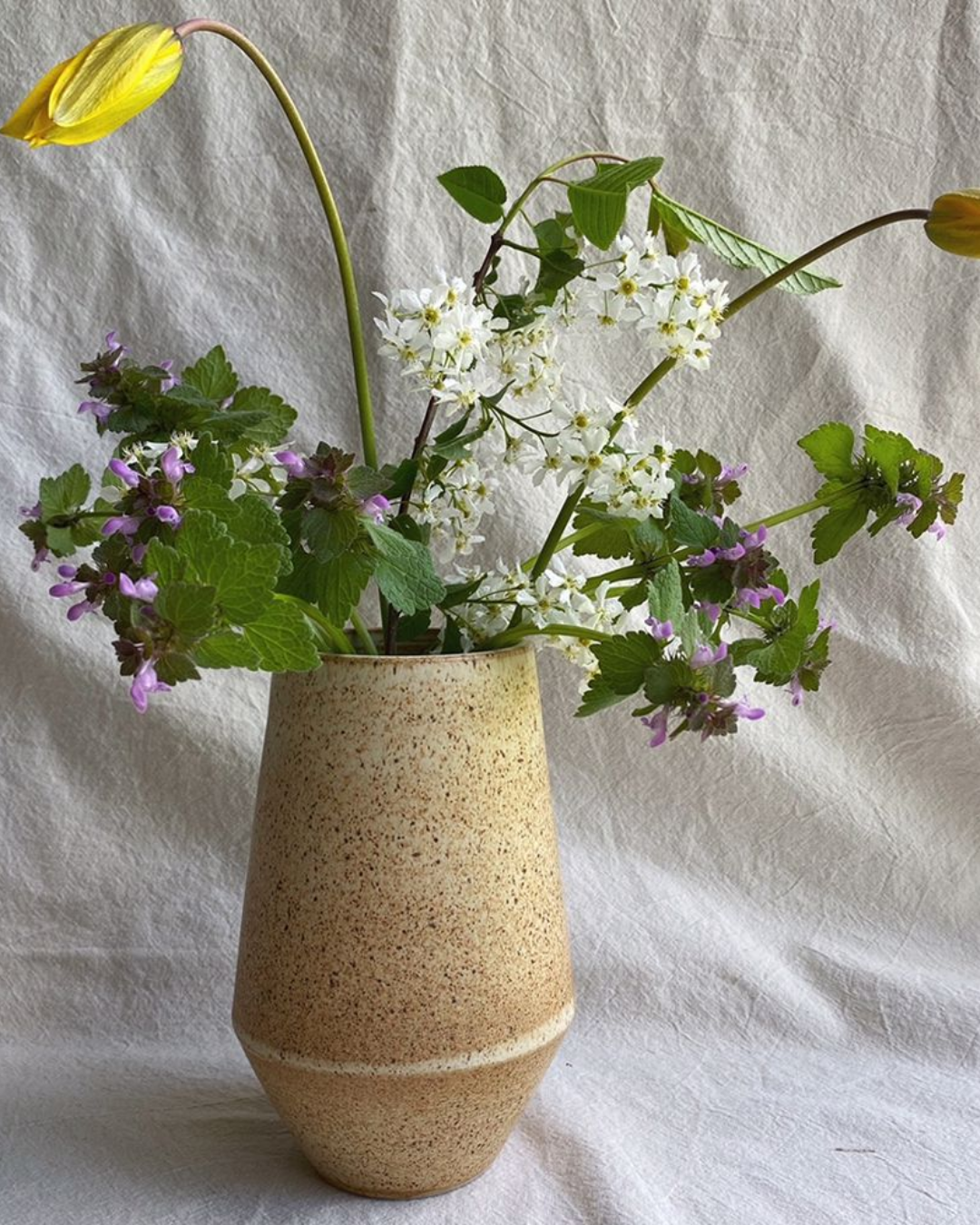 ODA Garden Vase fra Julie Damus, håndlavet og elegant til blomsterdekorationer.