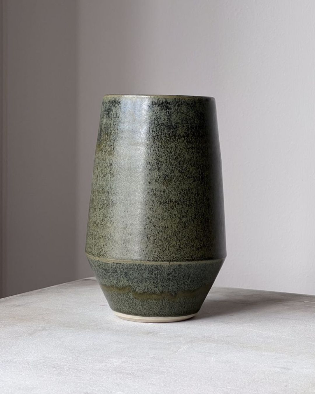 ODA Garden Vase fra Julie Damus, håndlavet og elegant til blomsterdekorationer.
