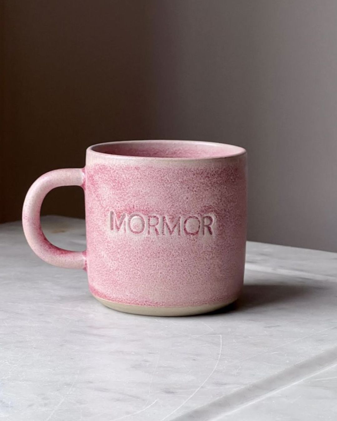 Hånddrejet kop til med hank, skabt som en hyldest til bedsteforældre.