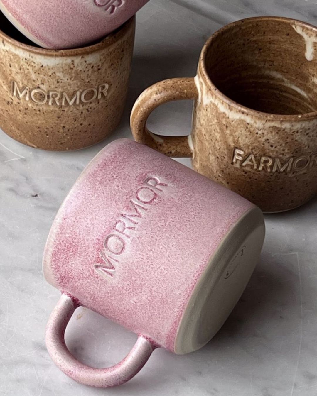 Hånddrejet kop til med hank, skabt som en hyldest til bedsteforældre.