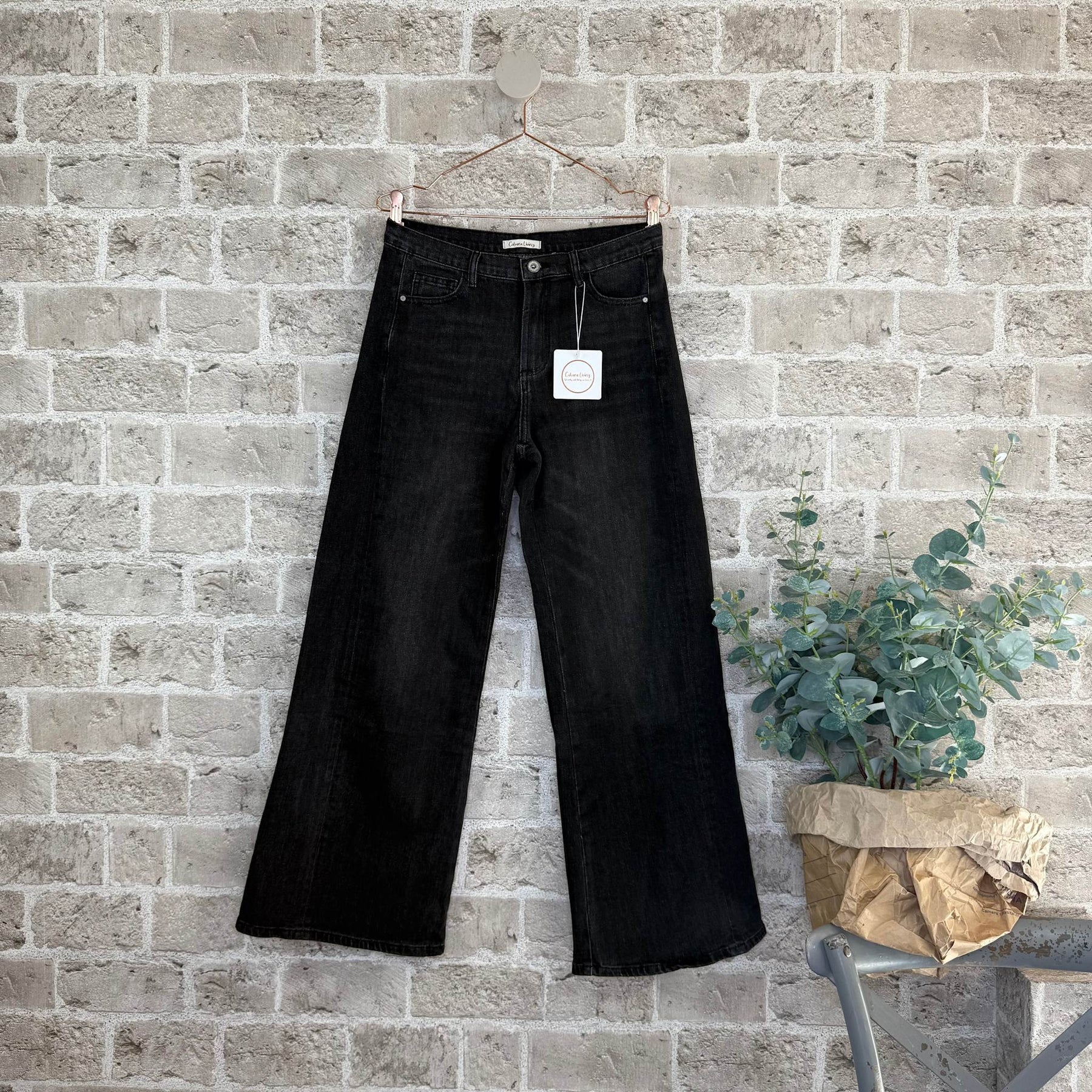 Julietta jeans i Black Denim fra Cabana Living med behagelig stretch og klassisk pasform – køb hos Butik Alrum på Amager eller online på butikalrum.dk.