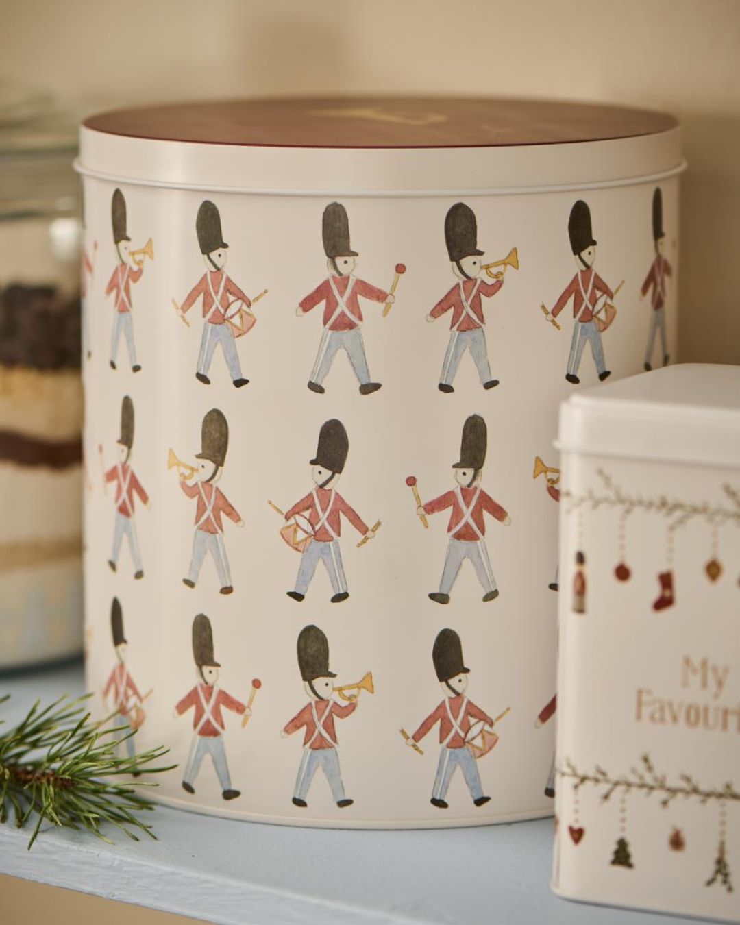 Rund kagedåse med julede garder, silkemat finish og plads til julesmåkager.