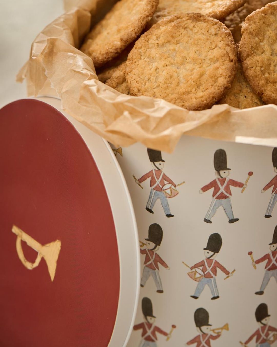 Rund kagedåse med julede garder, silkemat finish og plads til julesmåkager.