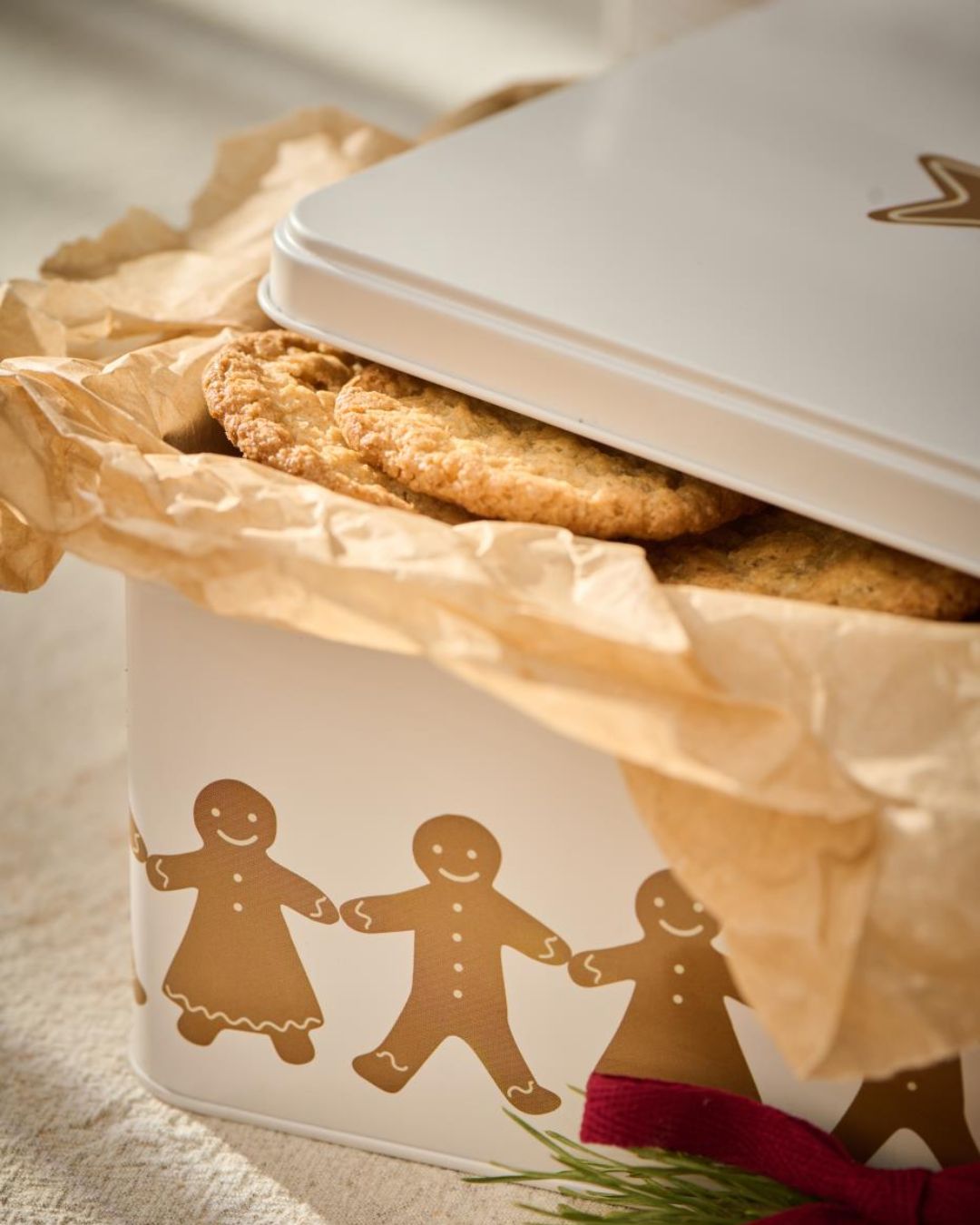 Firkantet kagedåse med julede ranker, silkemat finish og plads til julesmåkager.