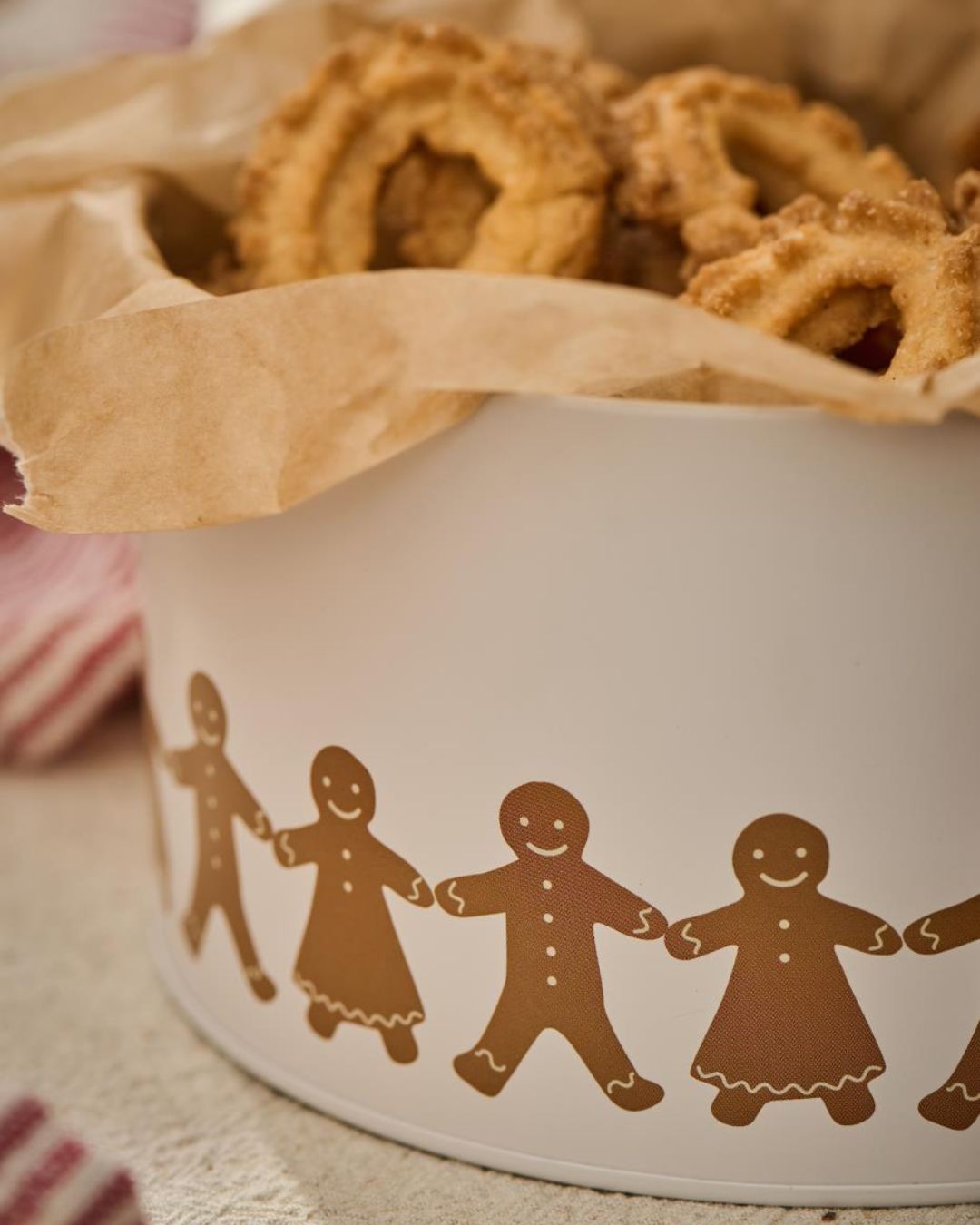 Rund kagedåse med kagemand, silkemat finish og plads til julesmåkager.