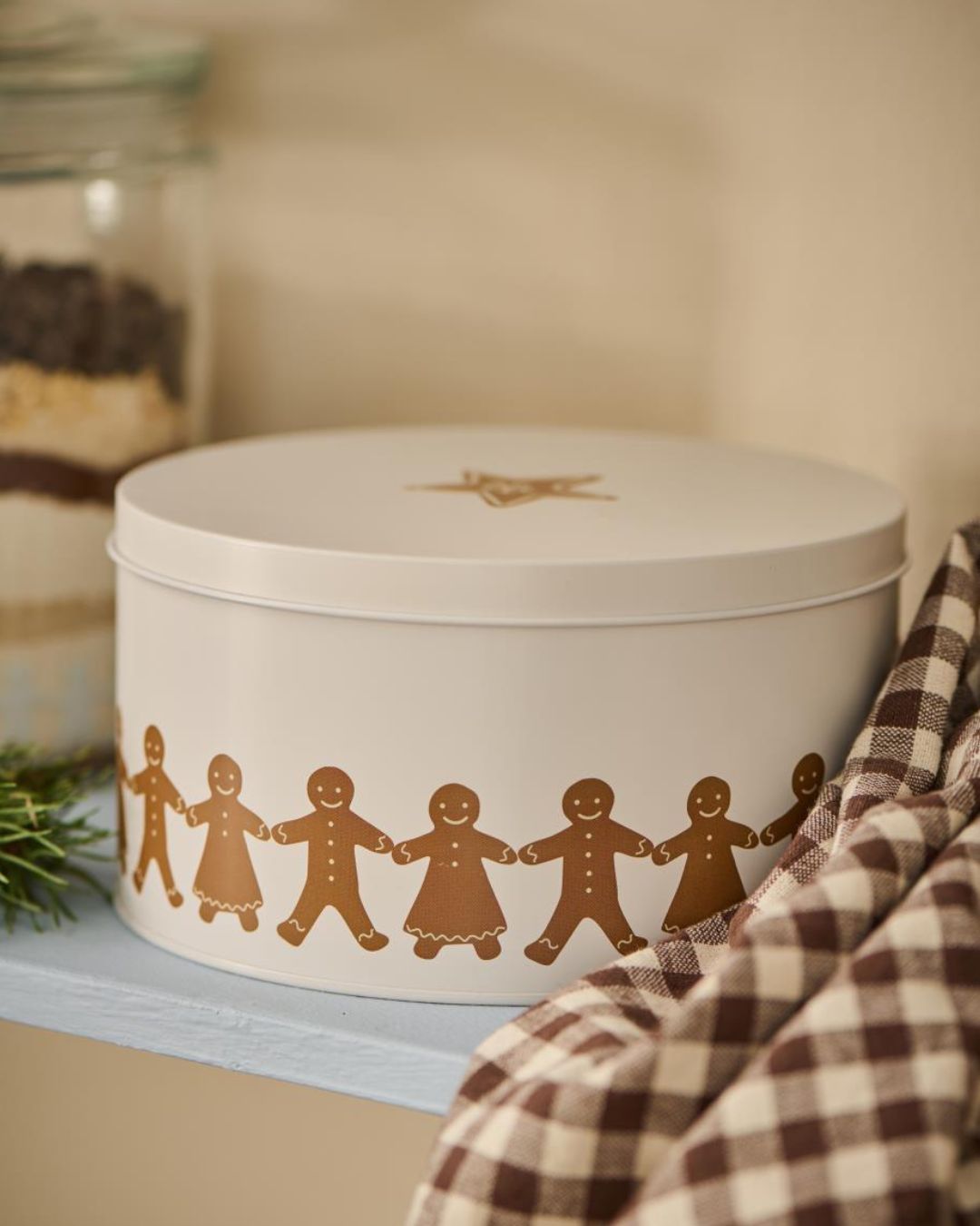 Rund kagedåse med kagemand, silkemat finish og plads til julesmåkager.