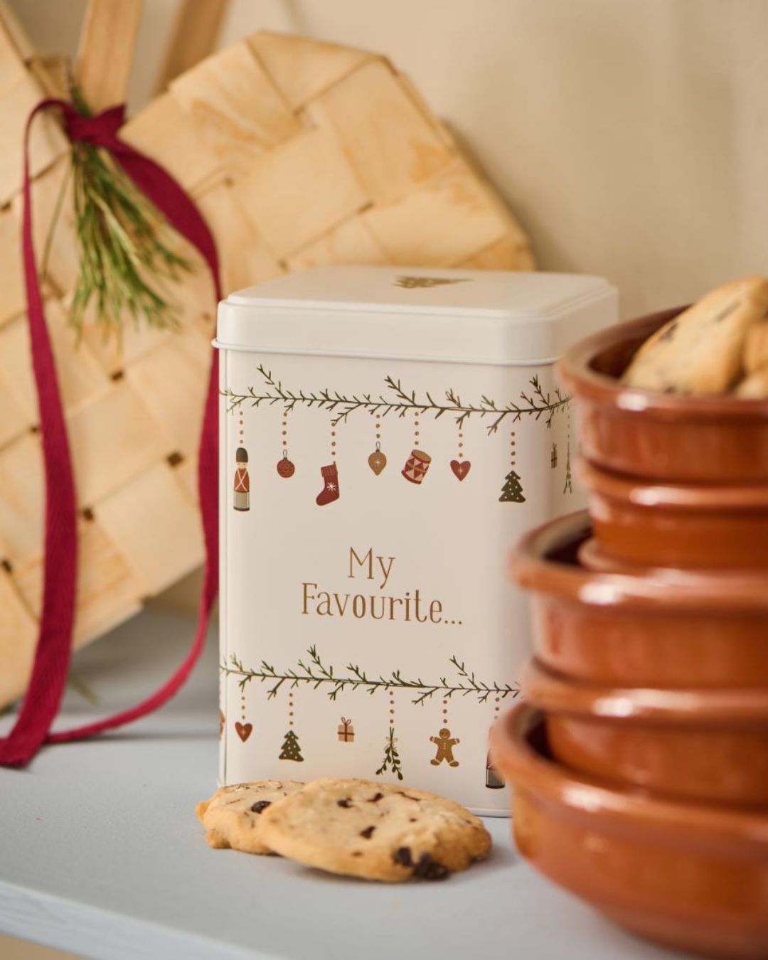 Firkantet kagedåse med julede ranker, silkemat finish og plads til julesmåkager.