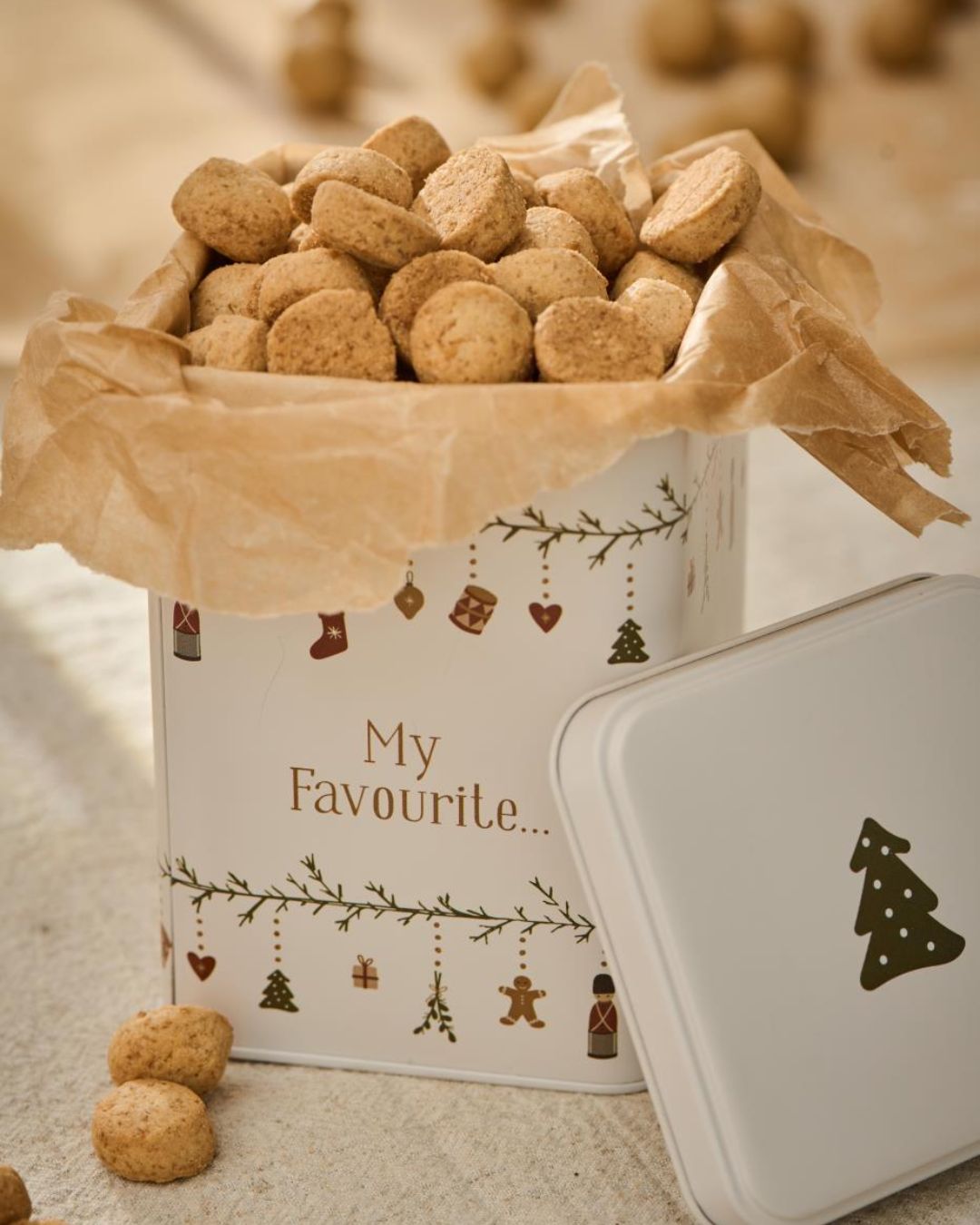 Firkantet kagedåse med julede ranker, silkemat finish og plads til julesmåkager.