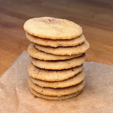 Kanelsmåkager fra Småkageriet, også kendt som jødekager, med kanel, smør, sukker og mandeldrys – køb hos butikalrum.dk.