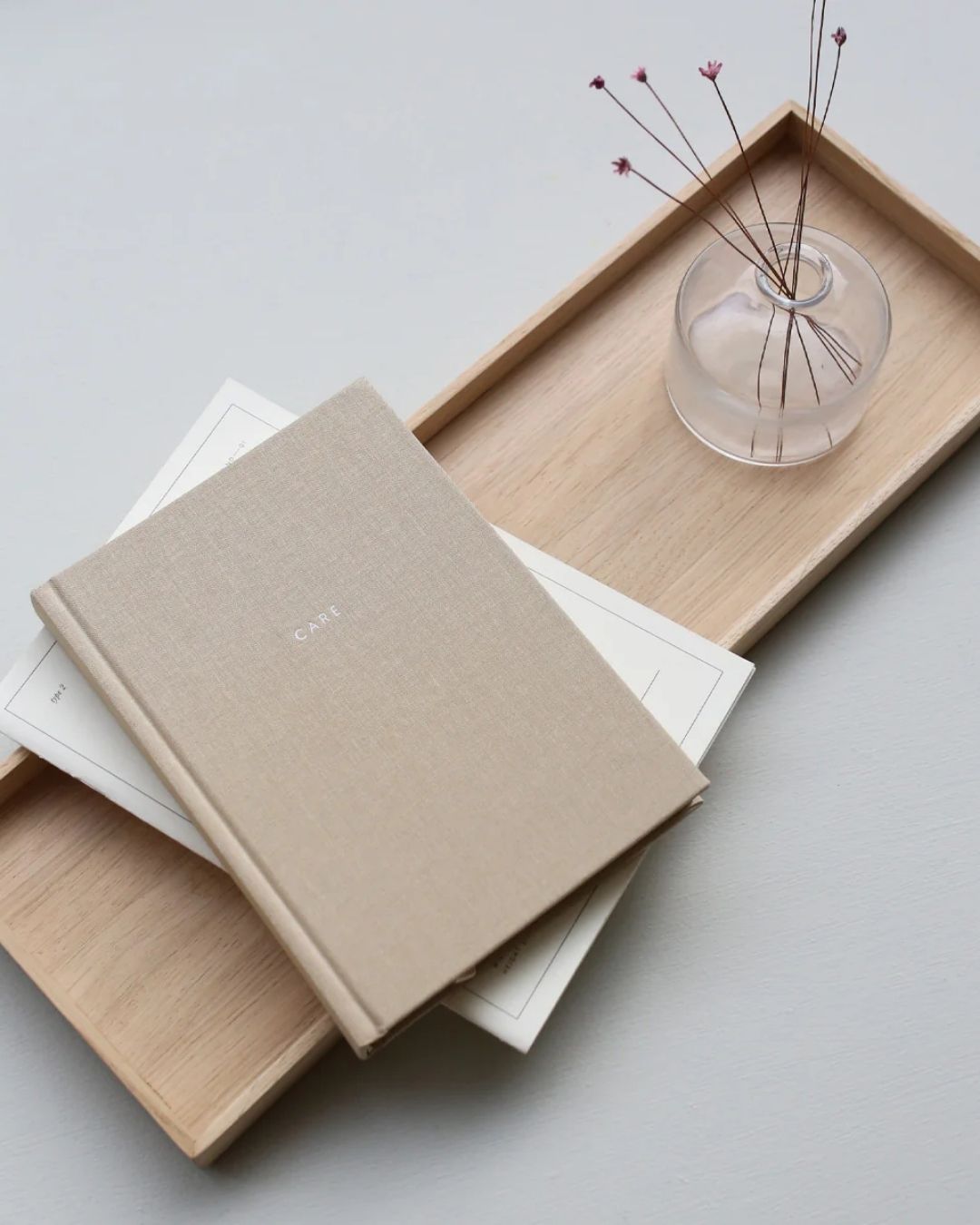 Care Journal – beige, stofindbundet guidet notesbog til daglig refleksion og selvomsorg.