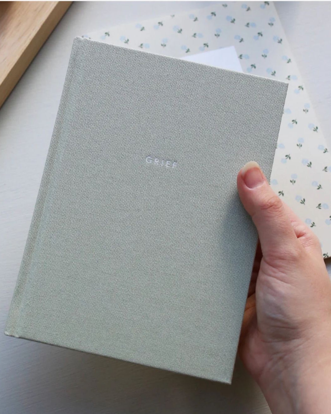 Sagegrøn Grief Journal – stofindbundet notesbog til refleksion og bearbejdning af sorg.