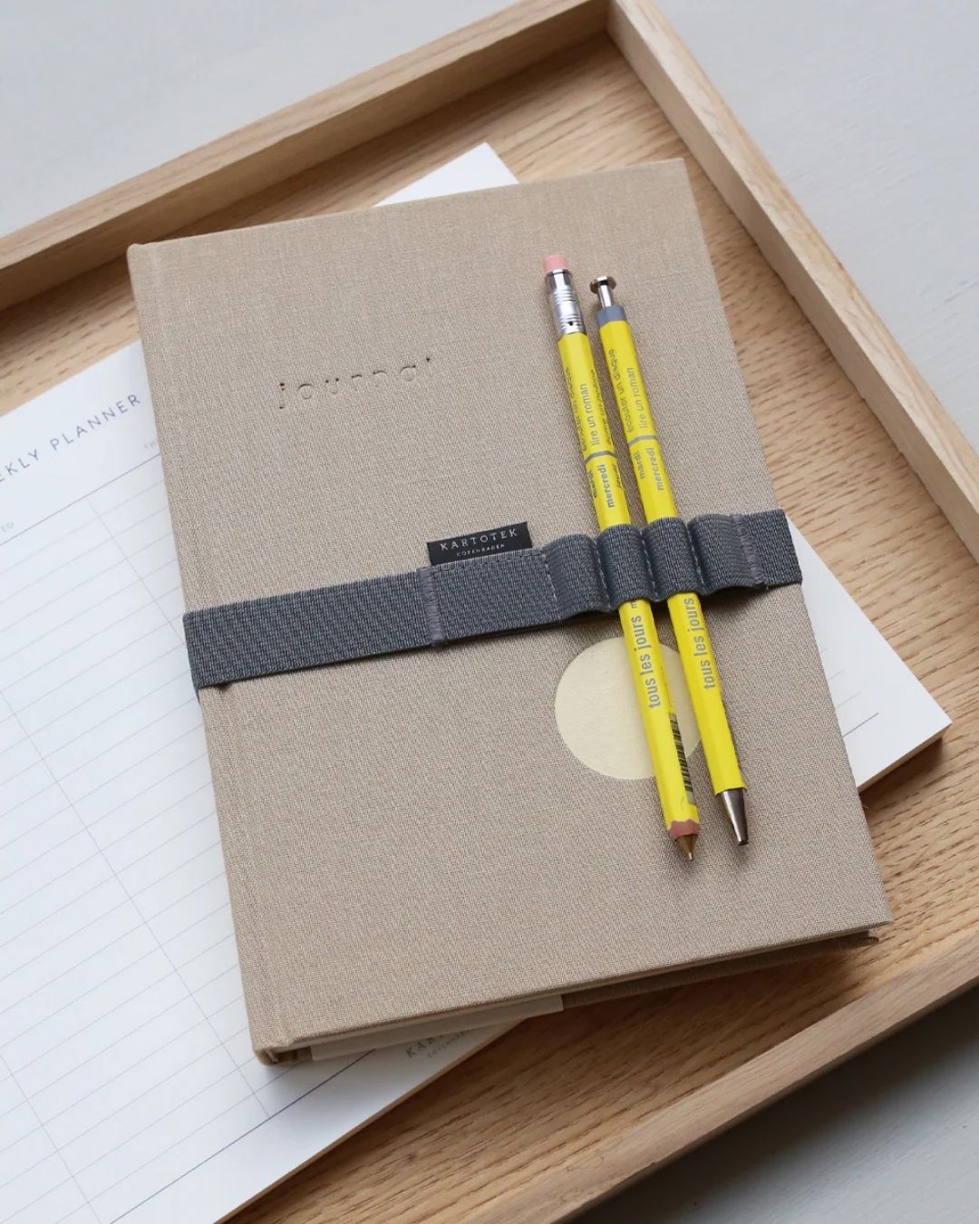 Elegant A5 notesbog med prikkede sider – perfekt til bullet journaling, planlægning og kreative idéer.
