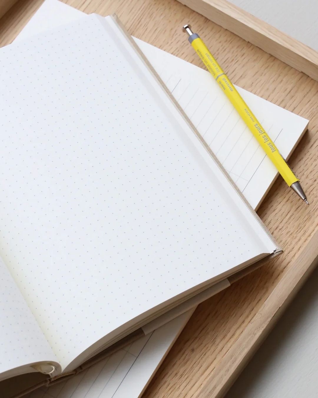 Elegant A5 notesbog med prikkede sider – perfekt til bullet journaling, planlægning og kreative idéer.
