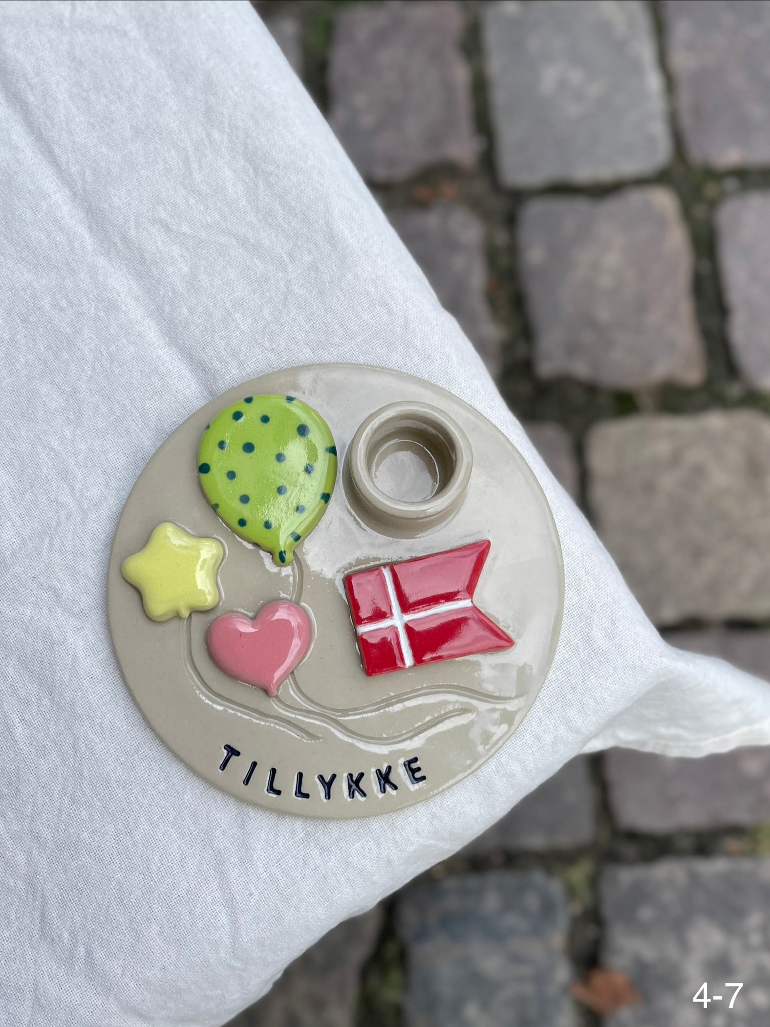 Håndlavet keramiklysestage med teksten "Tillykke" og små balloner – køb hos Butik Alrum