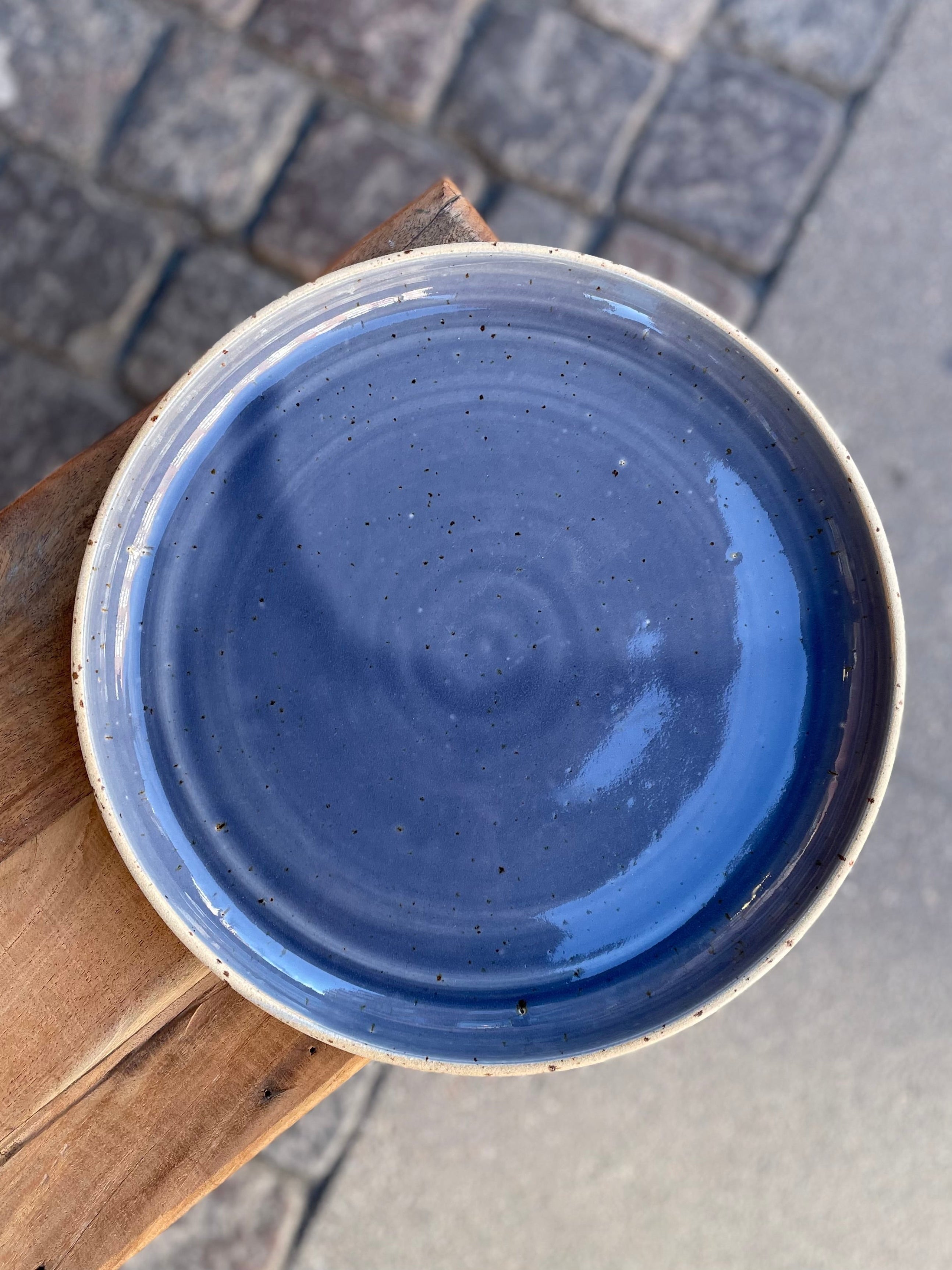 Håndlavet keramikfad i farven Night Sky fra Vangs Keramik – køb hos butikalrum.dk