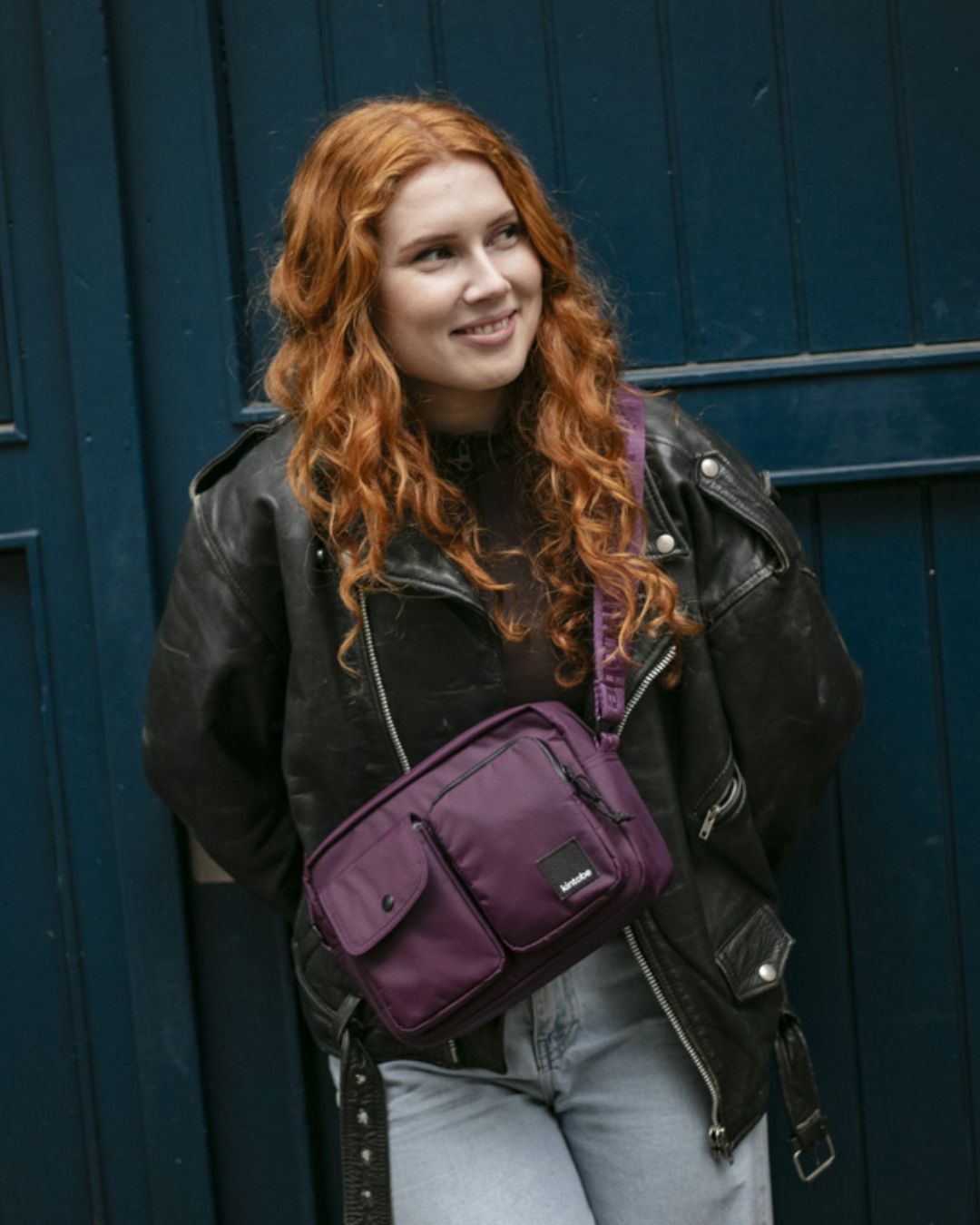 Miles kompakt messenger-taske i genanvendt nylon med plads til iPad mini, perfekt til hverdagsbrug