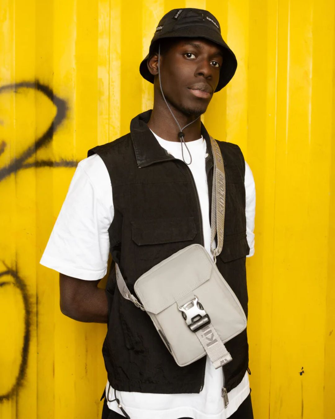 Nico crossbody-taske i design med praktiske lommer, ideel til hverdagsbrug