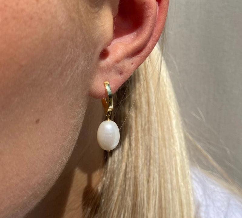 13 mm forgyldte klik creoler i Sterling sølv med ferskvandsperle vedhæng – nikkelfri | Køb hos butikalrum.dk