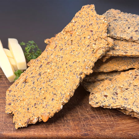 Rustikke og sprøde knækbrødsbrud fra Småkageriet med havreflager, frø og kerner – perfekte til tapas og snacks – køb hos butikalrum.dk.