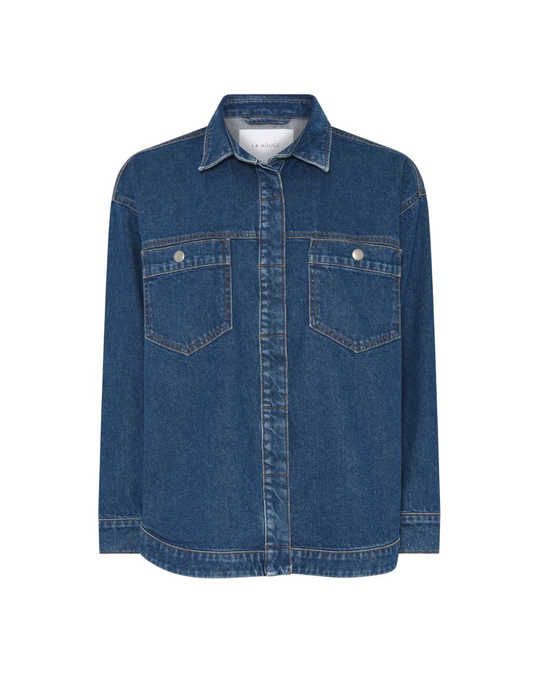 Vibe Jacket fra La Rouge – unisex skjortejakke i denim stone wash, 100% bomuld med trykknapper og store lommer, perfekt til alsidig styling.