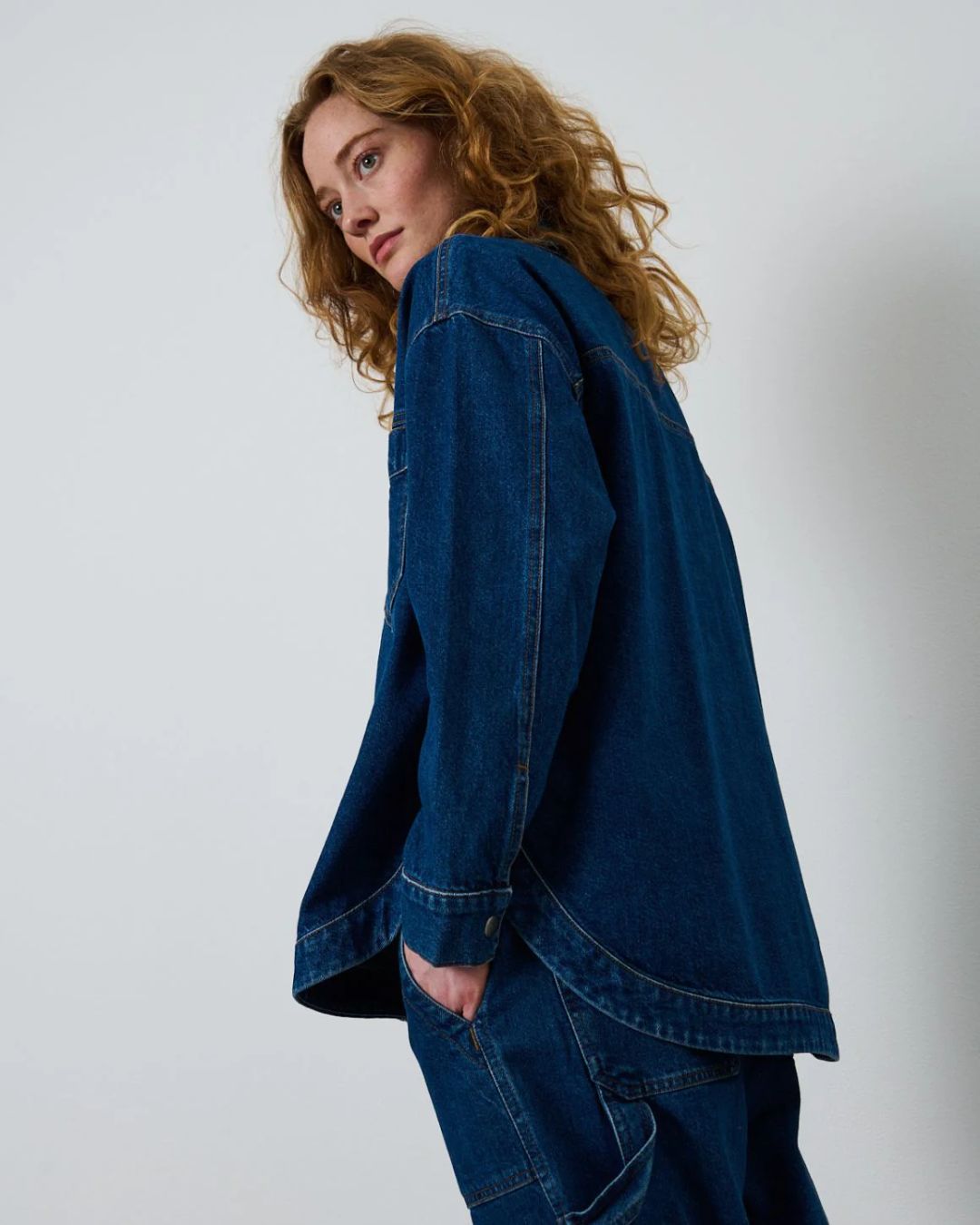 Vibe Jacket fra La Rouge – unisex skjortejakke i denim stone wash, 100% bomuld med trykknapper og store lommer, perfekt til alsidig styling.