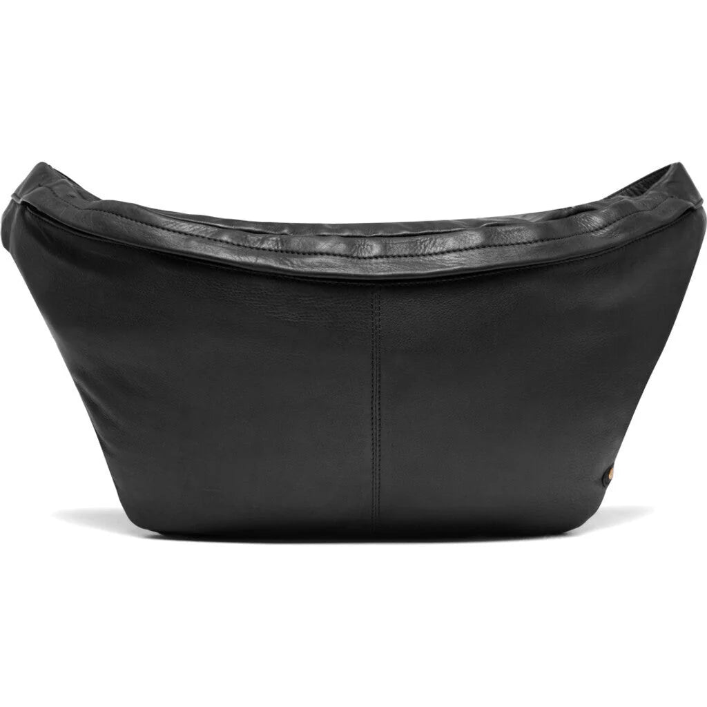 Læder bumbag i sort fra Depeche i blødt kalveskind med justerbar rem og rummeligt design – køb hos Butik Alrum på Amager eller online på butikalrum.dk.