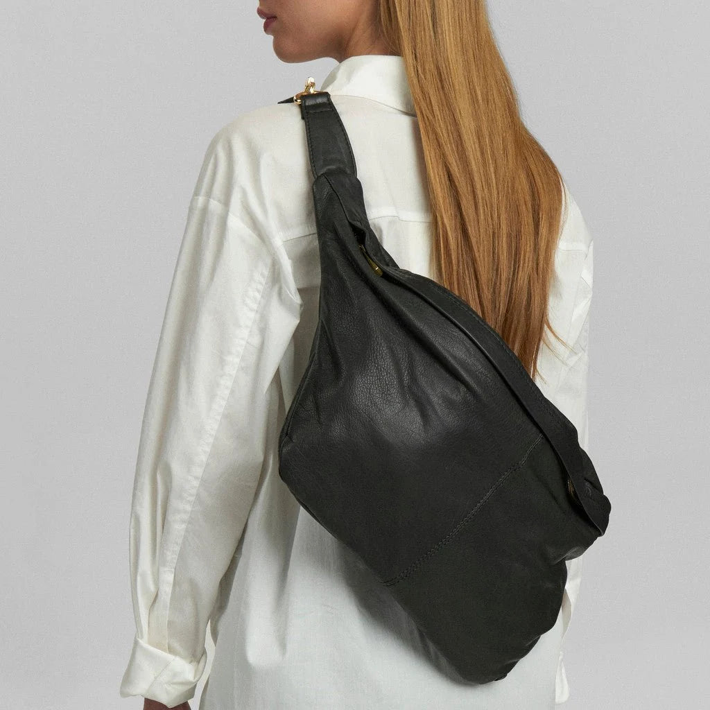 Læder bumbag i sort fra Depeche i blødt kalveskind med justerbar rem og rummeligt design – køb hos Butik Alrum på Amager eller online på butikalrum.dk.