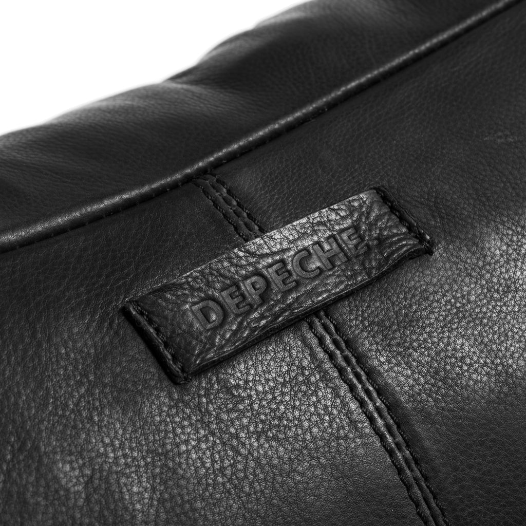 Læder bumbag i sort fra Depeche i blødt kalveskind med justerbar rem og rummeligt design – køb hos Butik Alrum på Amager eller online på butikalrum.dk.
