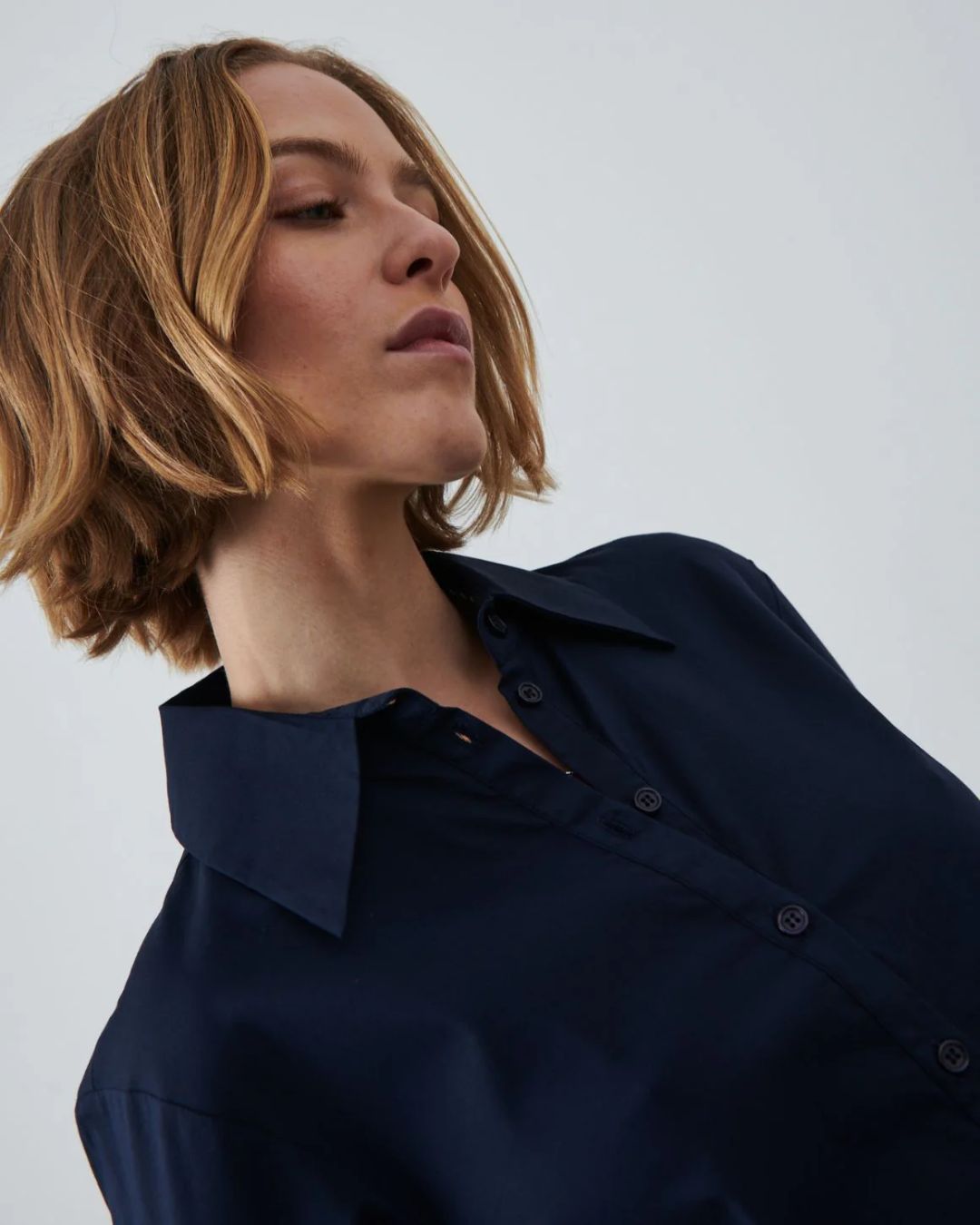 Kamilla Shirt Dress i navy – elegant og alsidig skjortekjole i Vilma-kvalitet, der kombinerer bomuld med polyamid og elastan.