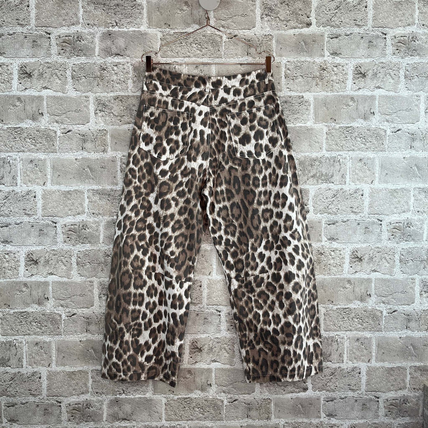 Leopardprintede bukser fra Cabana Living med behagelig pasform – køb hos Butik Alrum