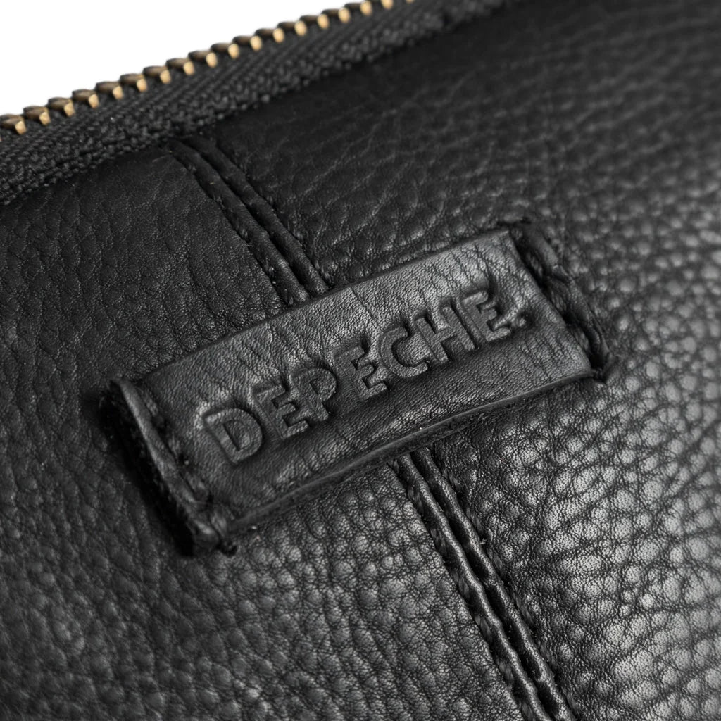 Golden Chic Clutch fra Depeche i blødt kalveskind med klassisk design og praktisk ruminddeling – køb hos Butik Alrum på Amager eller online på butikalrum.dk.