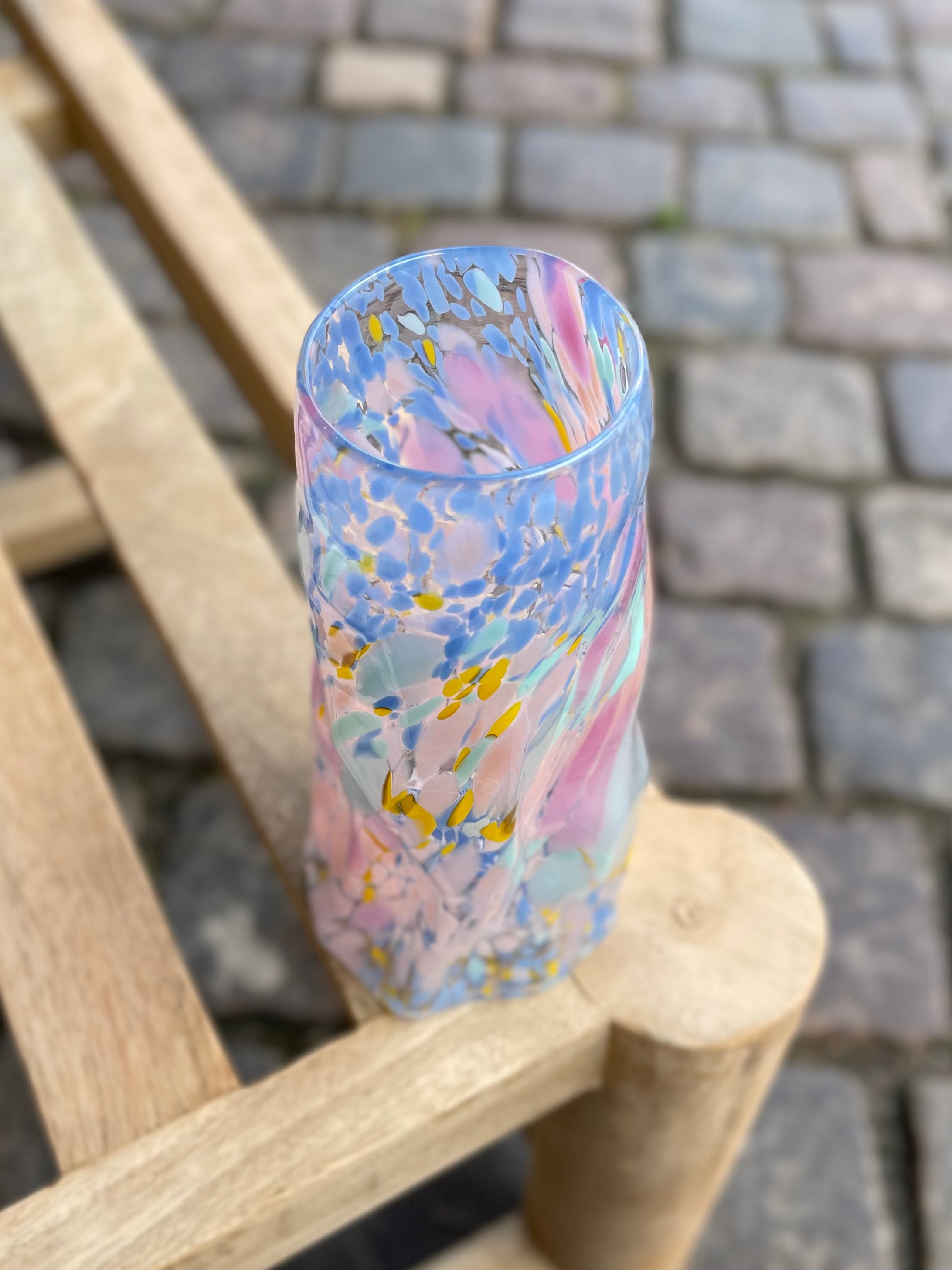 Lille Krølvase Konfetti #11 fra Marie Retpen i gule, lyserøde og blå nuancer – køb hos Butik Alrum på Amager eller online på butikalrum.dk.