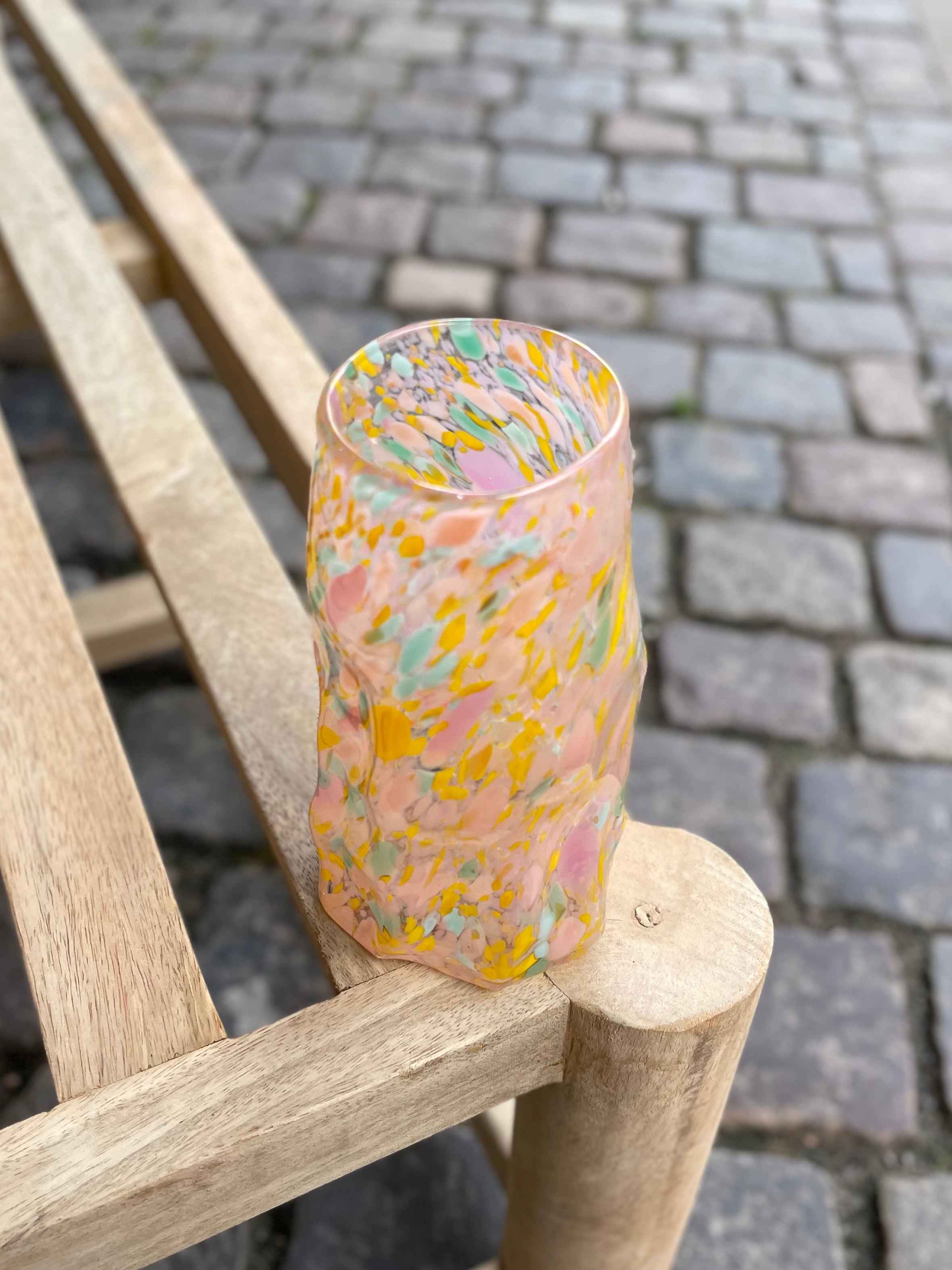 Lille Krølvase Konfetti #1 fra Marie Retpen i gule, lyserøde og blå nuancer – køb hos Butik Alrum på Amager eller online på butikalrum.dk.